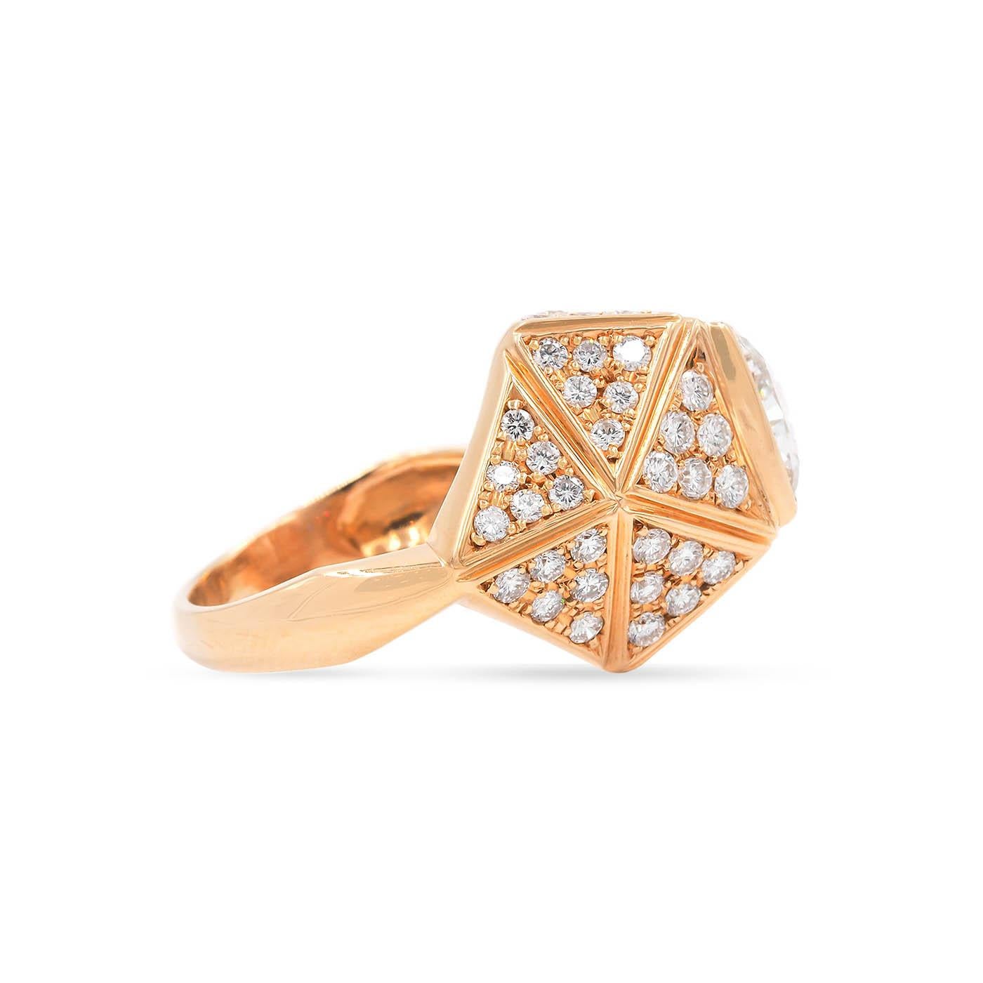 Moderne Vintage 1.60 Carat Triangular Brilliant Cut Diamond Geometric Dome Ring (bague à dôme géométrique) en vente