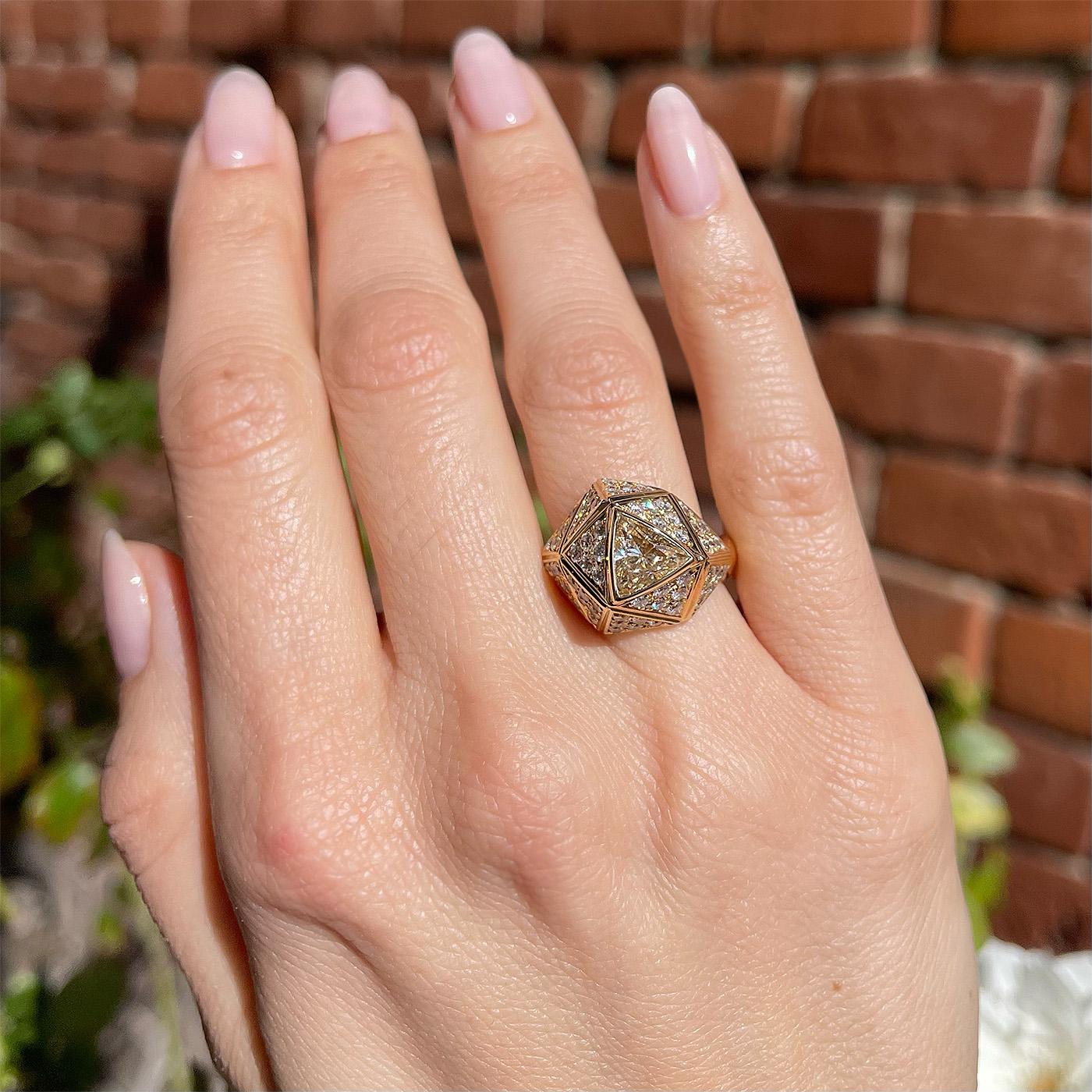 Vintage 1.60 Carat Triangular Brilliant Cut Diamond Geometric Dome Ring In Excellent Condition For Sale In Los Angeles, CA