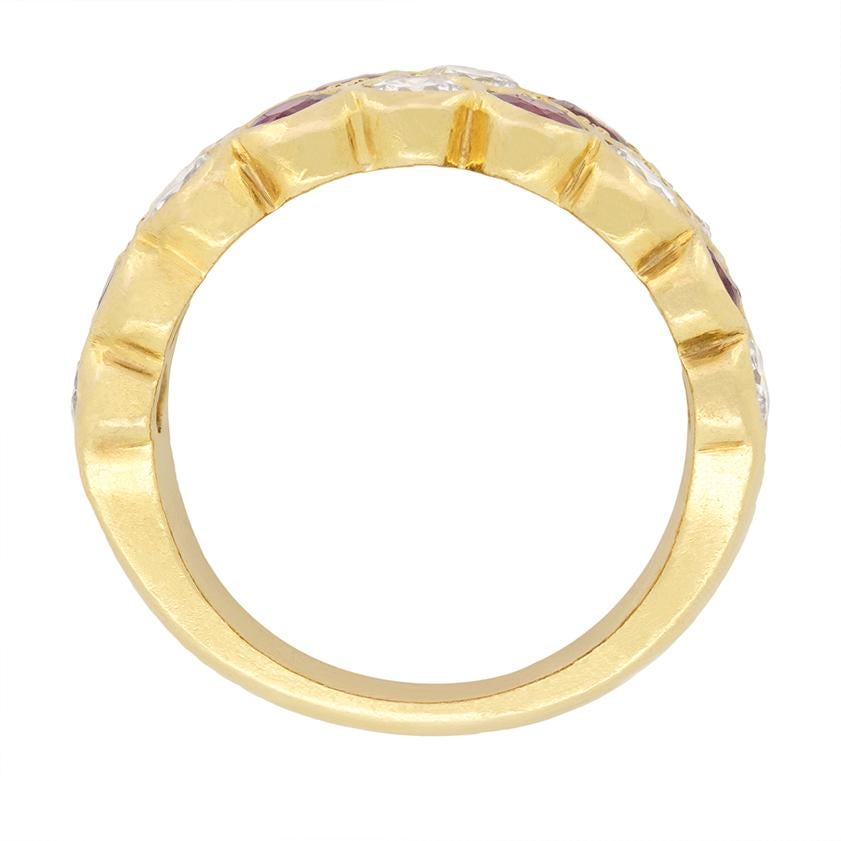 Diamantes y rubíes alternados se exhiben en este anillo de racimo único, procedente de Francia. Los brillantes diamantes redondos de 1,60 quilates en total están engastados, con 1,20 quilates en rubíes engastados entre ellos en doble fila. Fabricado