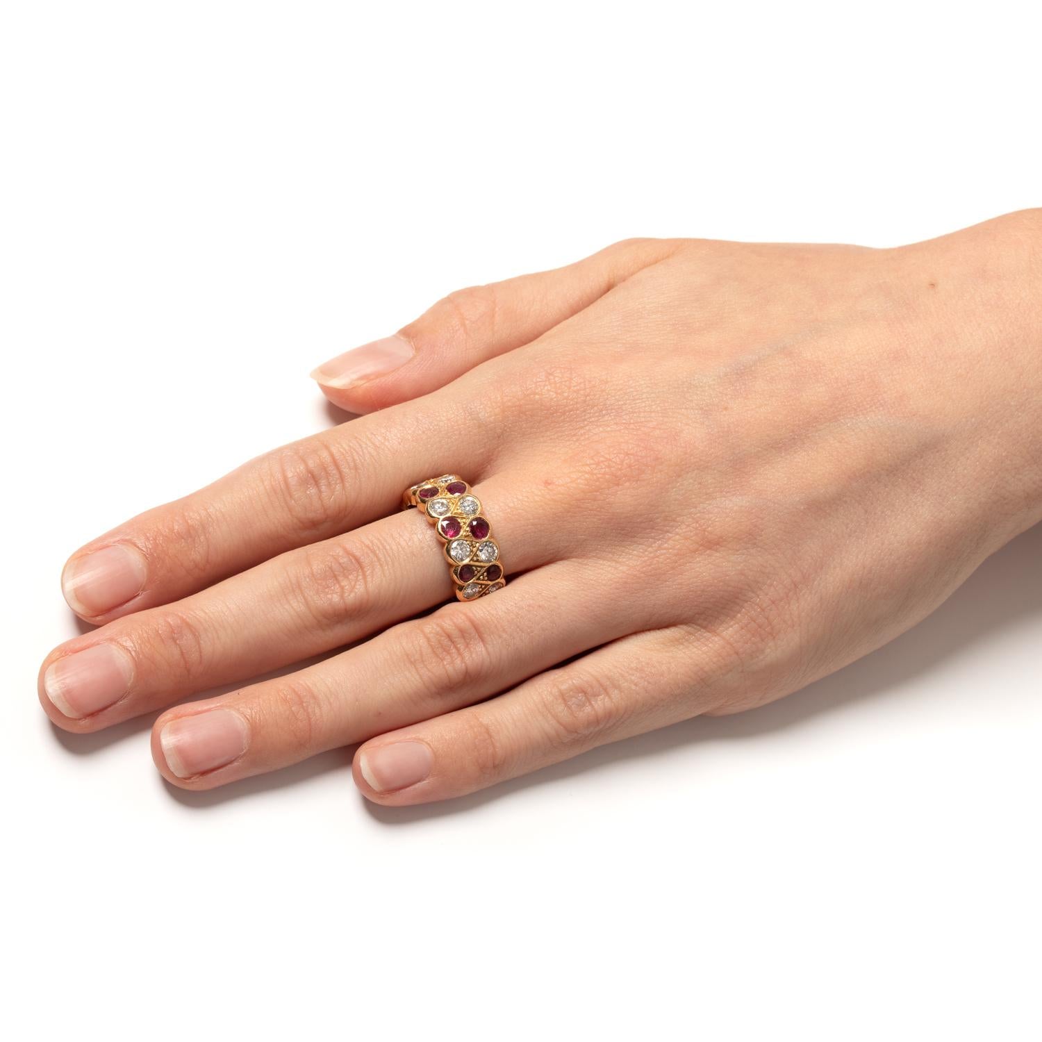 Femenino o masculino Anillo vintage de racimo de diamantes y rubíes de 1,60 ct, c.1960 en venta