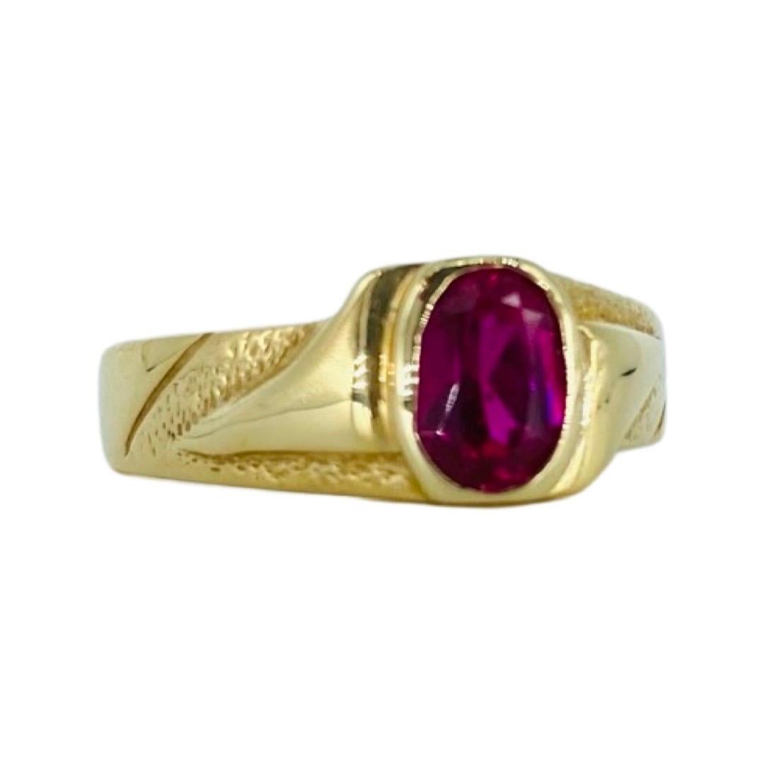 Vintage 1.61 Carat Red Ruby Oval Cut Center Band Men Ring 14k
The center Ruby is bezel set measuring approx 8mm X 5.6mm X 4.5mm for an approx weight of 1.61 carat.
The ring is a size 8 and weights 4.2 grams made in 14 karat gold.