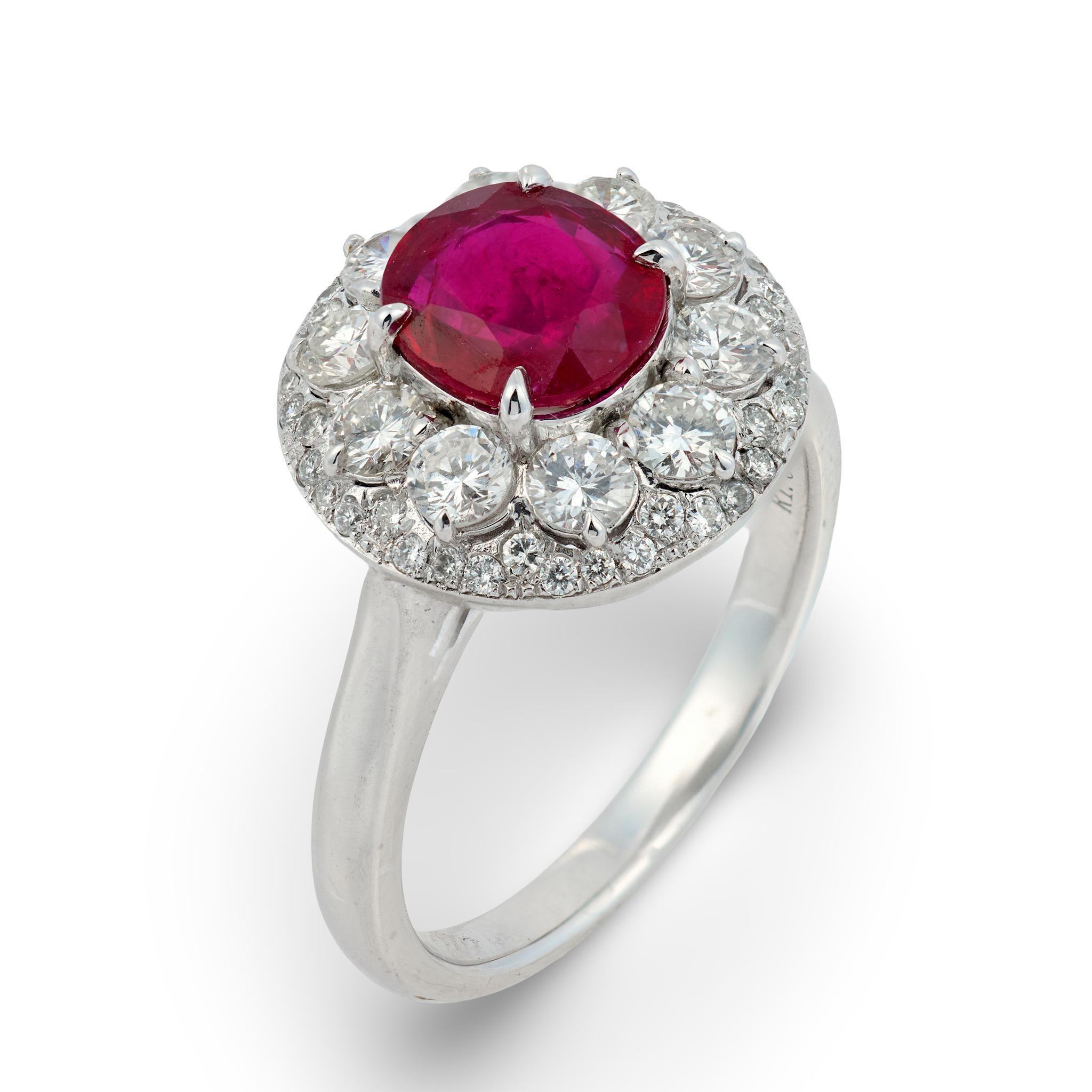 Vintage 1,61 Karat Rubin-Diamant-Platin-Cluster-Ring im Angebot 2