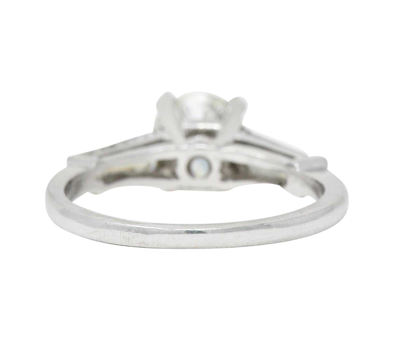 Bague de fiançailles vintage à trois pierres en platine avec diamant européen ancien de 1,61 carat Excellent état - En vente à Philadelphia, PA