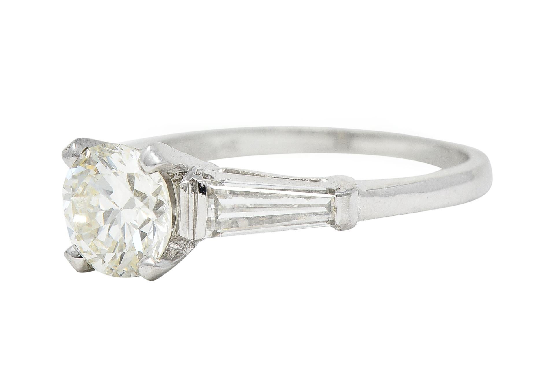Bague de fiançailles vintage à trois pierres en platine avec diamant européen ancien de 1,61 carat en vente 1