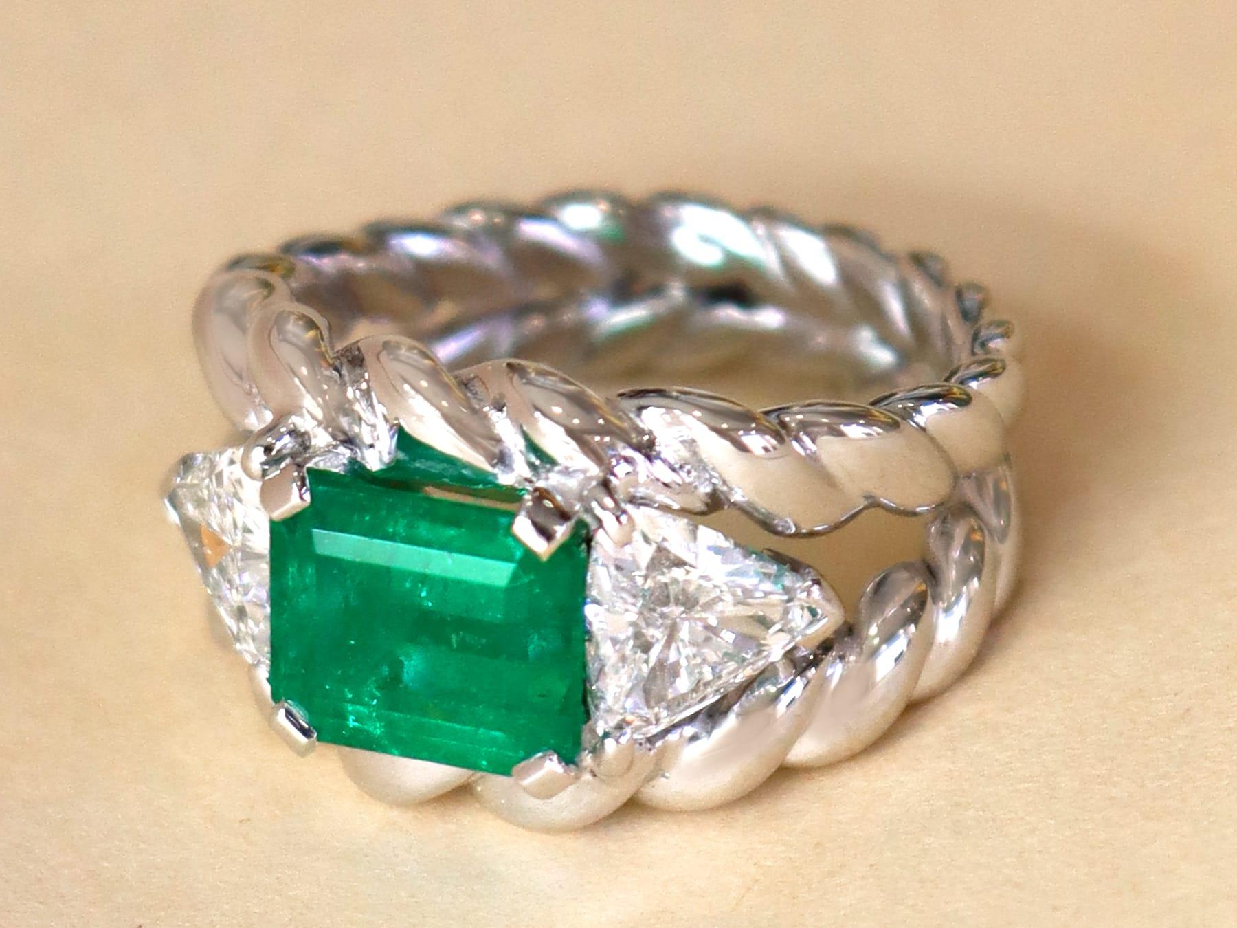 Vintage 1.64ct Emerald Cut Colombian Emerald and Diamond White Gold Ring In Excellent Condition For Sale In Jesmond, Newcastle Upon Tyne