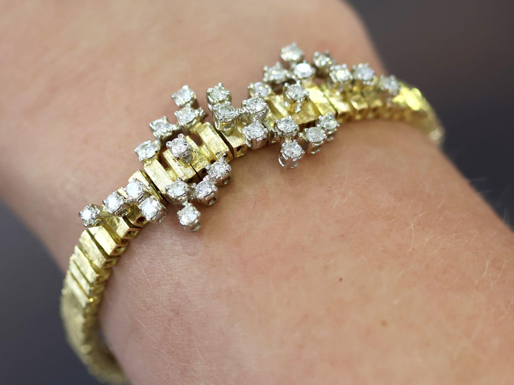 Round Cut Vintage 1.65 Carat Diamond and 18k Yellow Gold Bracelet Circa 1990 For Sale
