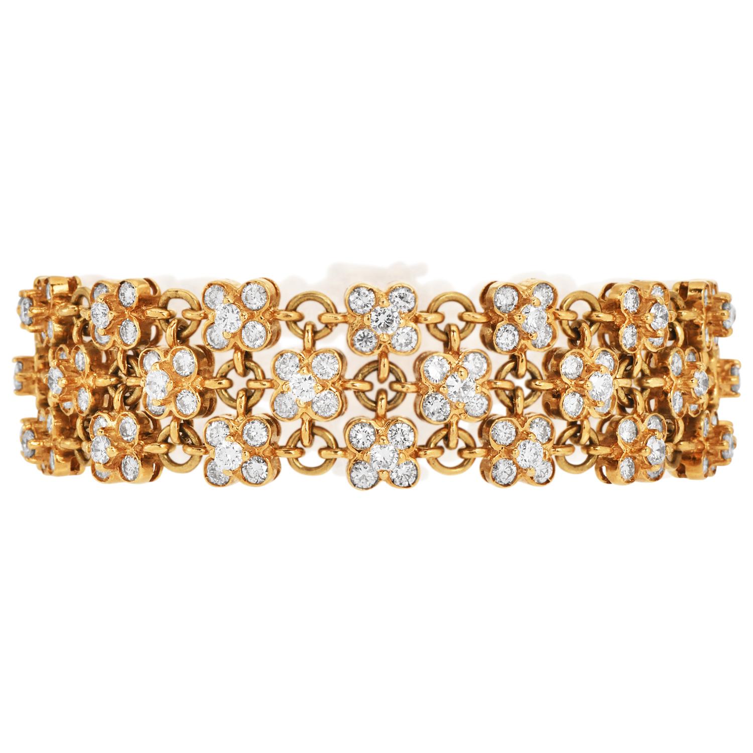 Le bracelet vintage à motif de fleurs est un véritable coup de cœur ! Réalisé en luxueux or jaune 18 carats, il présente un motif floral envoûtant relié de manière complexe sur trois rangs.

Un total de 220 diamants ronds brillants, de couleur G-H