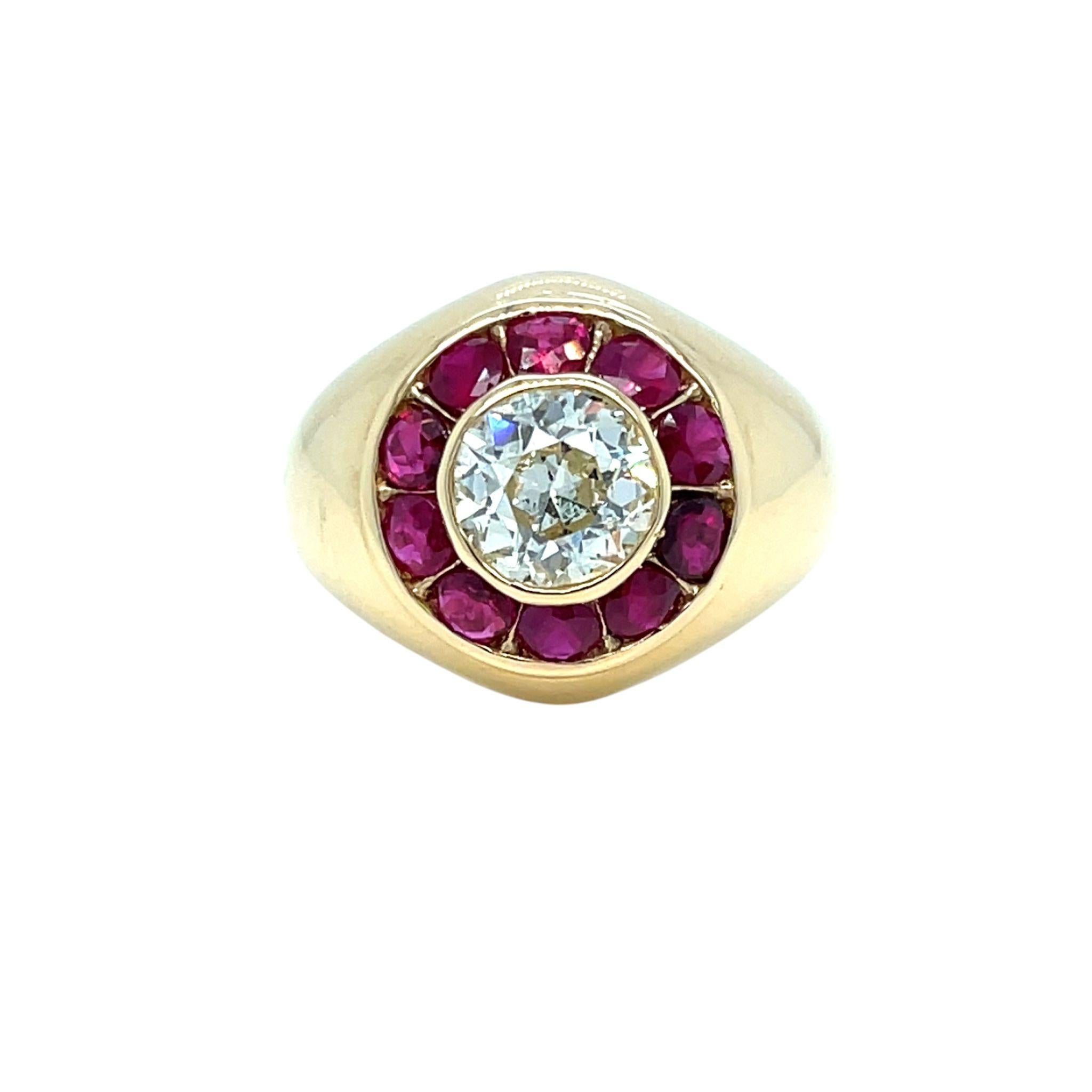 Inusual Anillo en Racimo de Oro Amarillo de 18 quilates centrado con un brillante Diamante talla Mina Vieja de 1,66 quilates, graduado en color K con claridad SI. Lleva engastado un fino halo de Rubíes Naturales,  con un peso aproximado de 1.00 ct.