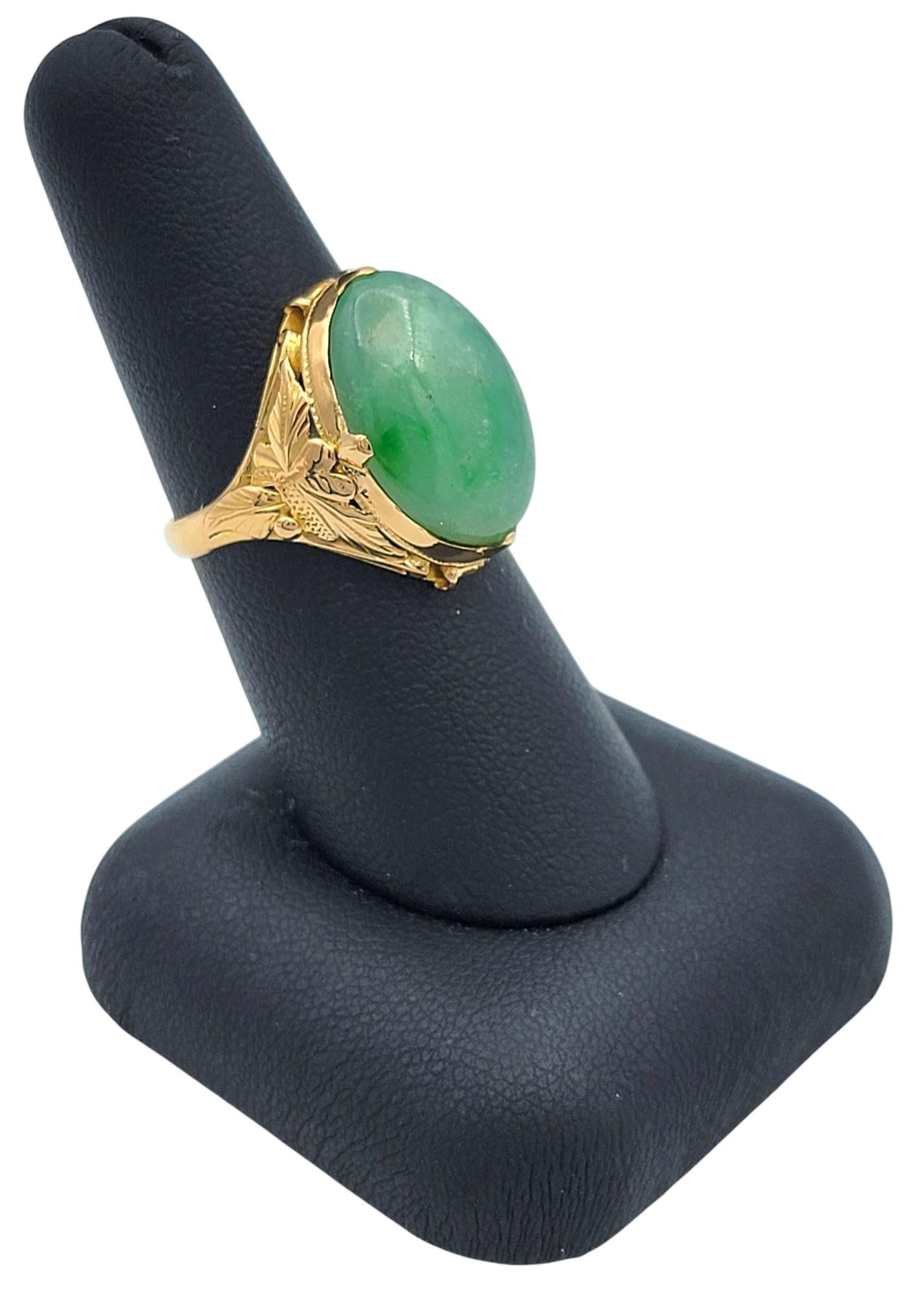 Vintage 16.76 Carat Oval Cabochon Jade Cocktail Ring in 20 Karat Yellow Gold For Sale 3