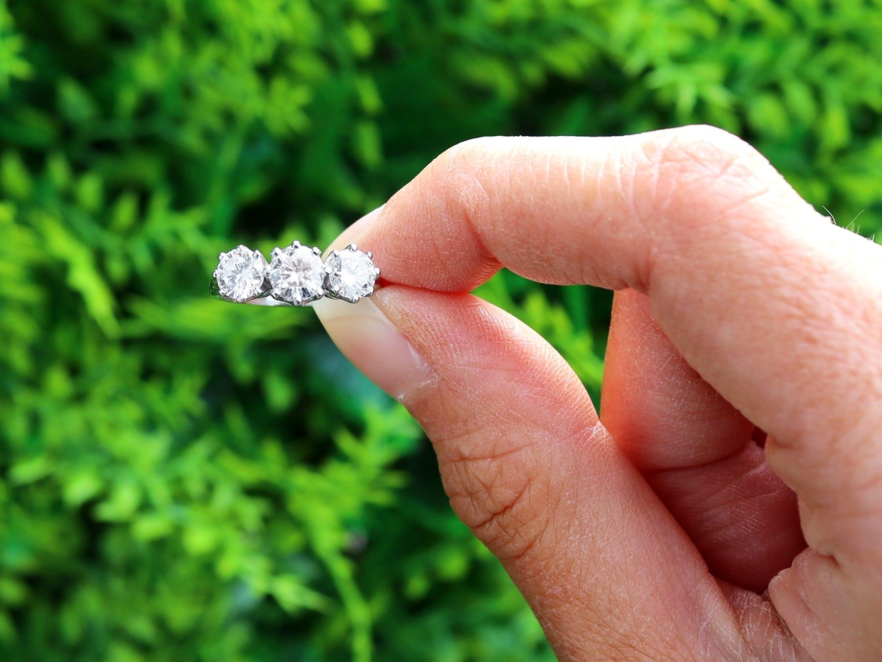 Un asombroso, fino e impresionante anillo de vestido trilogía de diamantes y platino vintage de 1,67 quilates; forma parte de nuestras diversas colecciones de joyas vintage y joyas de herencia.

Este impresionante anillo de diamantes trilogía