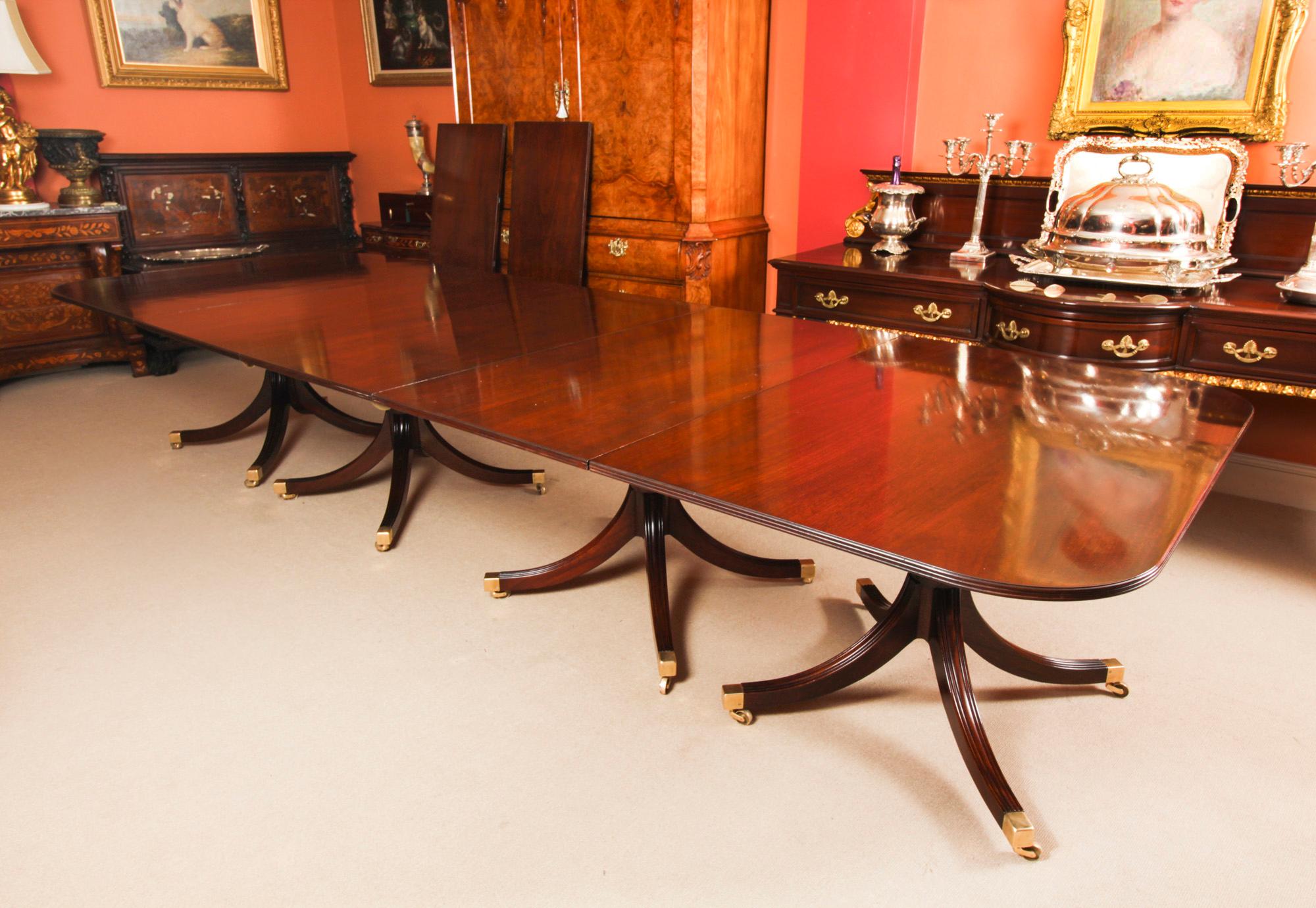 Vintage Dining Table by William Tillman & 16 Dining Chairs 20th C In Good Condition In London, GB
