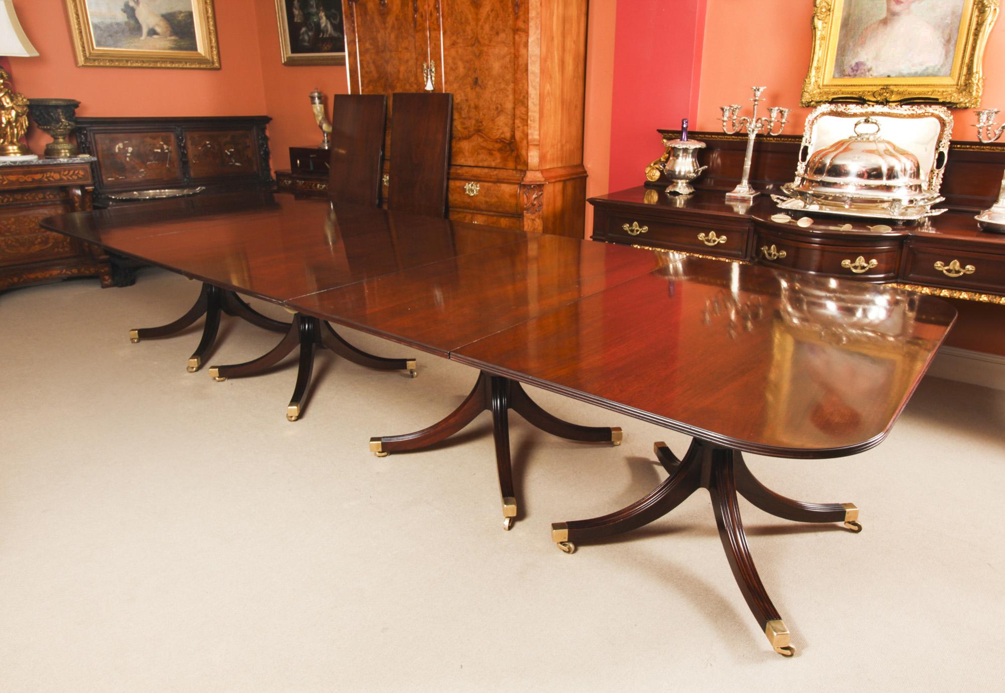 Vintage Dining Table by William Tillman & 18 Dining Chairs, 20th C In Good Condition In London, GB