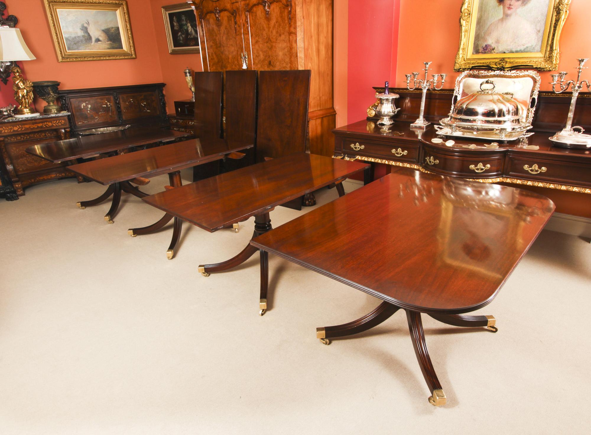 Vintage Dining Table by William Tillman & 18 Dining Chairs, 20th C 1