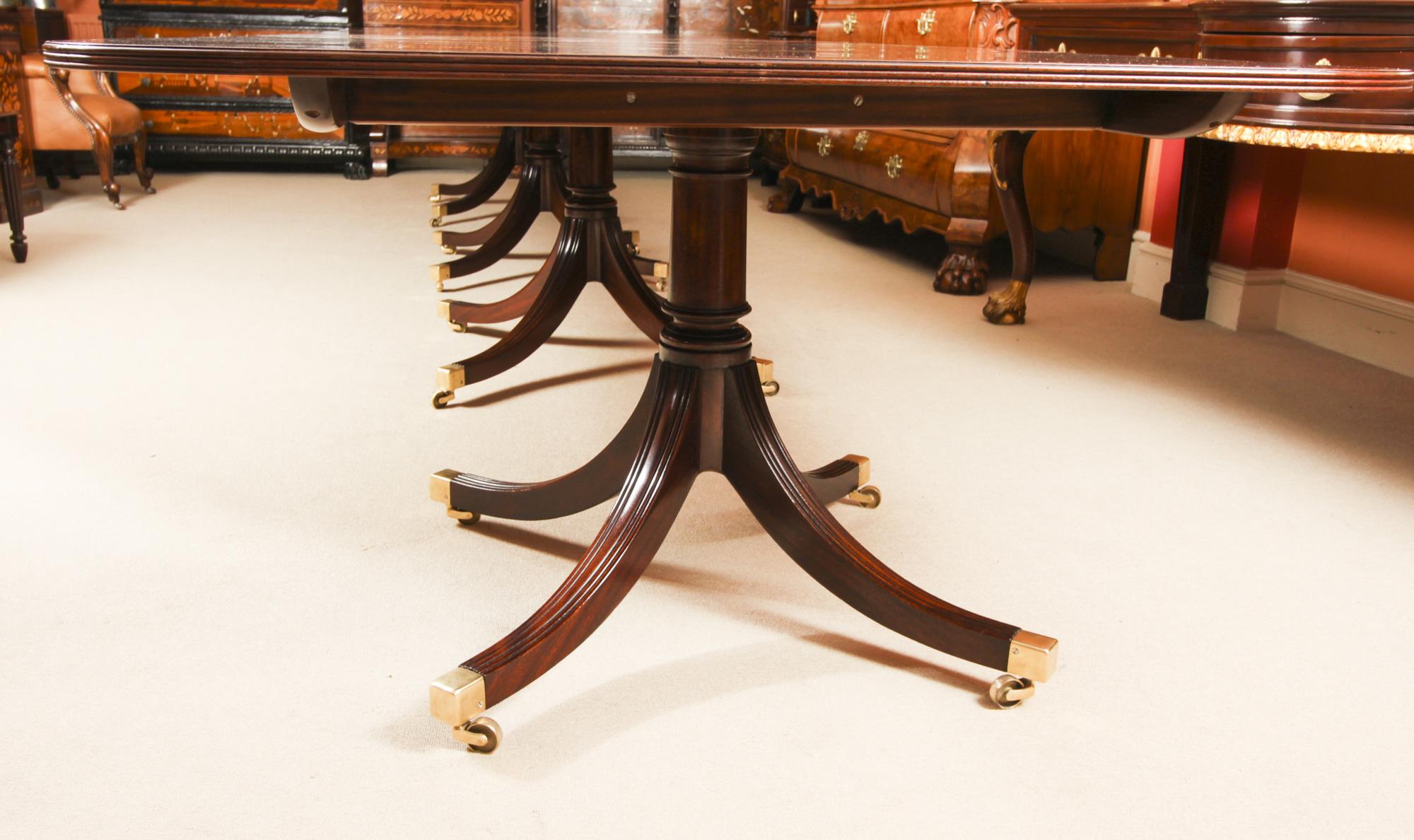 Vintage Dining Table by William Tillman & 18 Dining Chairs, 20th C 2