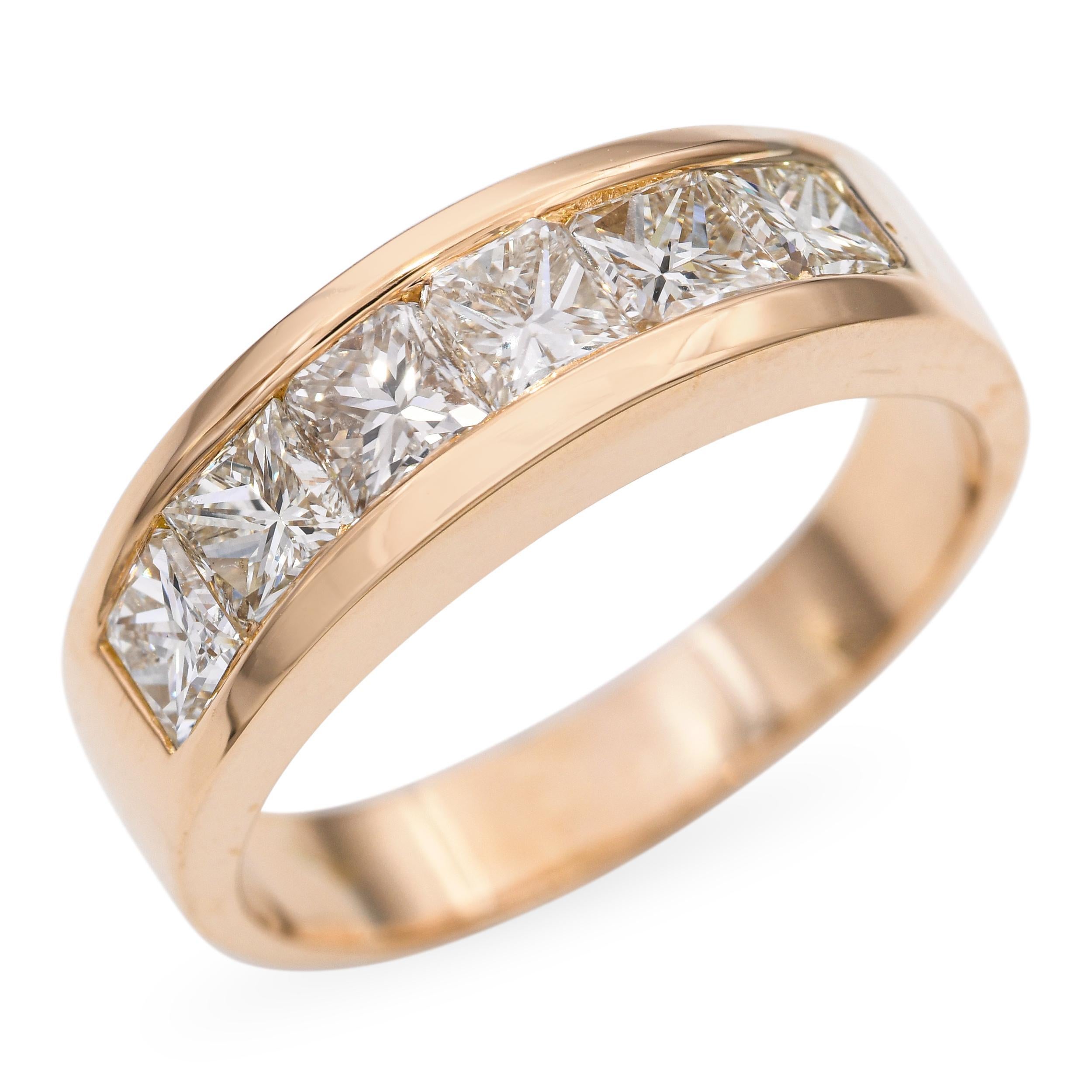 Cette bague vintage est fabriquée en or jaune 16k et présente un élégant sertissage en canal avec 1,50 carats de diamants au total. Le design offre un aspect lisse et moderne tout en mettant en valeur l'éclat des pierres. L'or chaud rehausse l'éclat