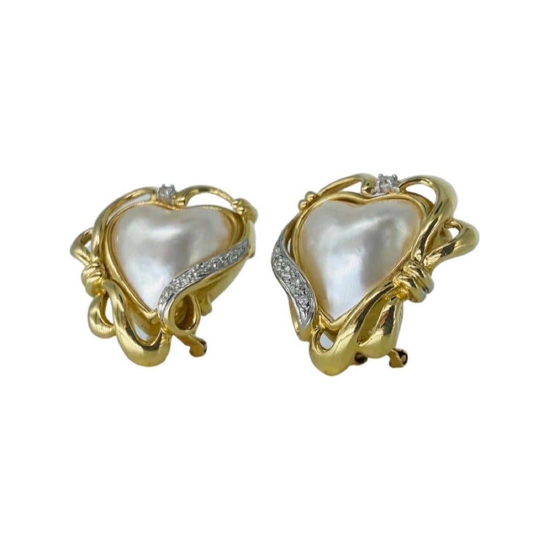 Vintage Large Heart Shaped Pearl and Diamonds Clip Earrings 14 Karat Gold. Die herzförmigen Perlen sind jeweils 16 mm groß und mit Diamanten mit einem Gesamtgewicht von 0,20 Karat pro Paar besetzt. Die Ohrringe messen 25 mm x 23 mm und wiegen