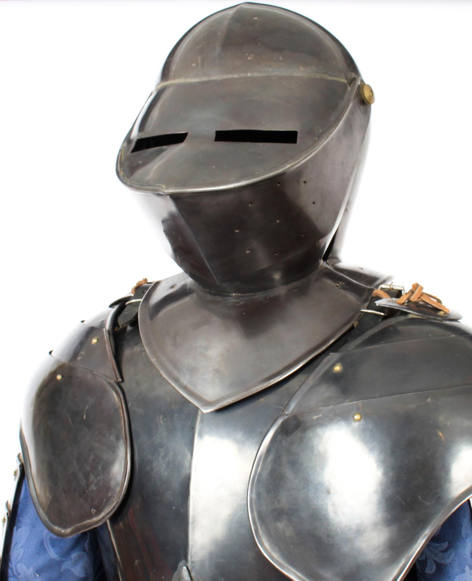 Vintage 16th C Style Complete Suit of Armour - Castell Gyrn 20th Century For Sale 3