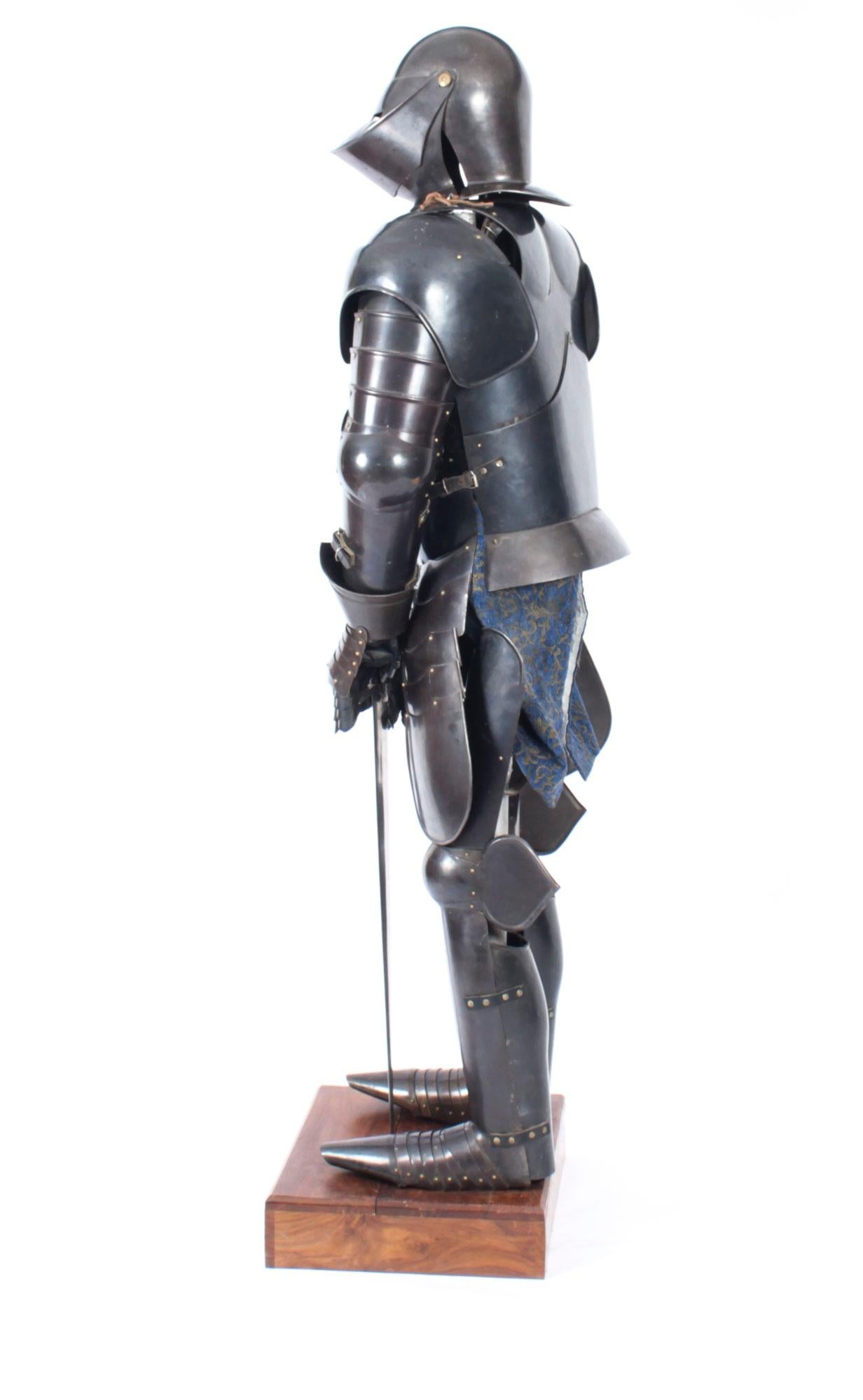 Vintage 16th C Style Complete Suit of Armour, Castell Gyrn, 20th Century For Sale 7