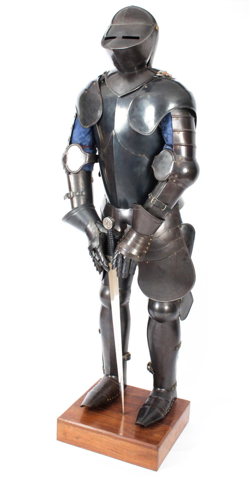 Vintage 16th C Style Complete Suit of Armour - Castell Gyrn 20th Century For Sale 13