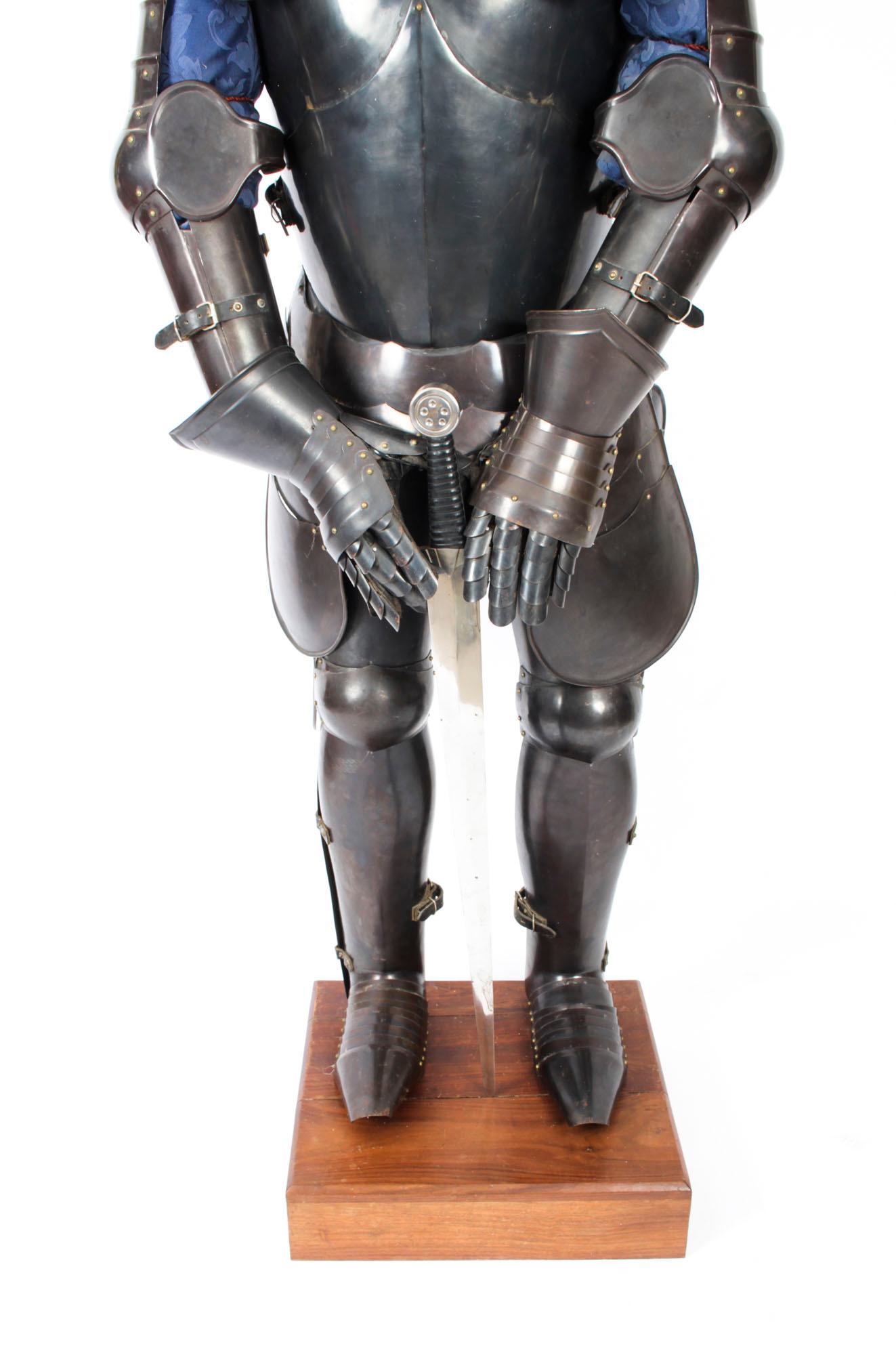 Vintage 16th C Style Complete Suit of Armour - Castell Gyrn 20th Century In Good Condition For Sale In London, GB