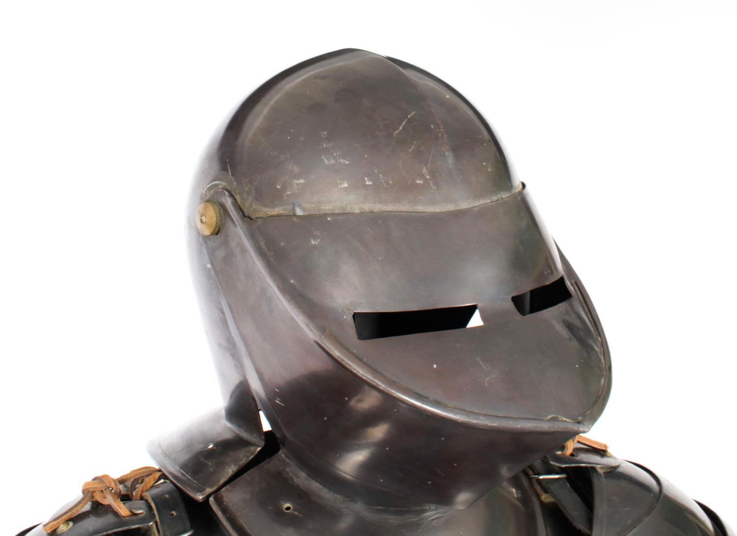 Vintage 16th C Style Complete Suit of Armour, Castell Gyrn, 20th Century In Good Condition For Sale In London, GB