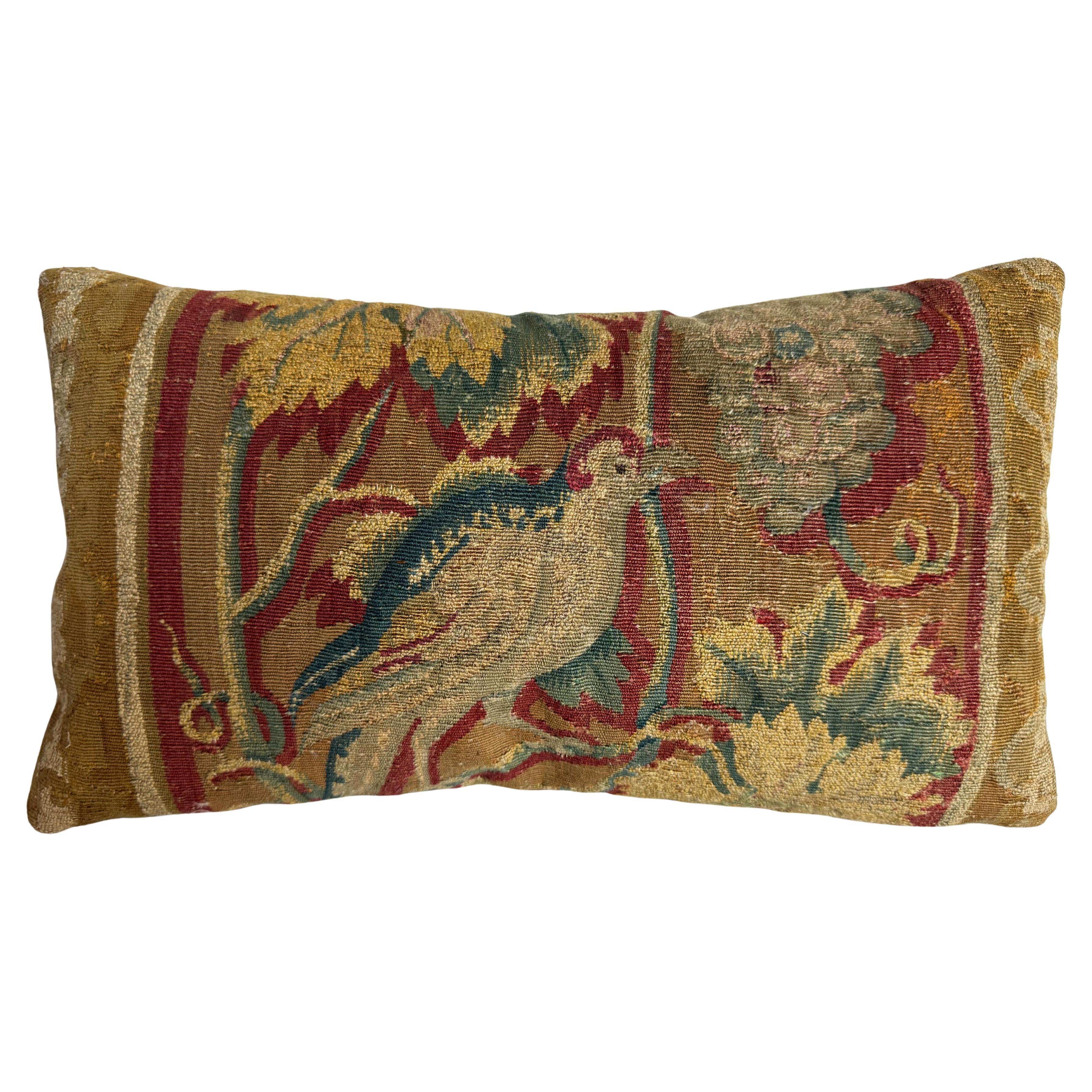 Coussin de tapisserie bruxelloise du 16ème siècle 17" x 10" en vente