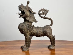 León tibetano Pixiu vintage de latón fundido de 17" c. 1960