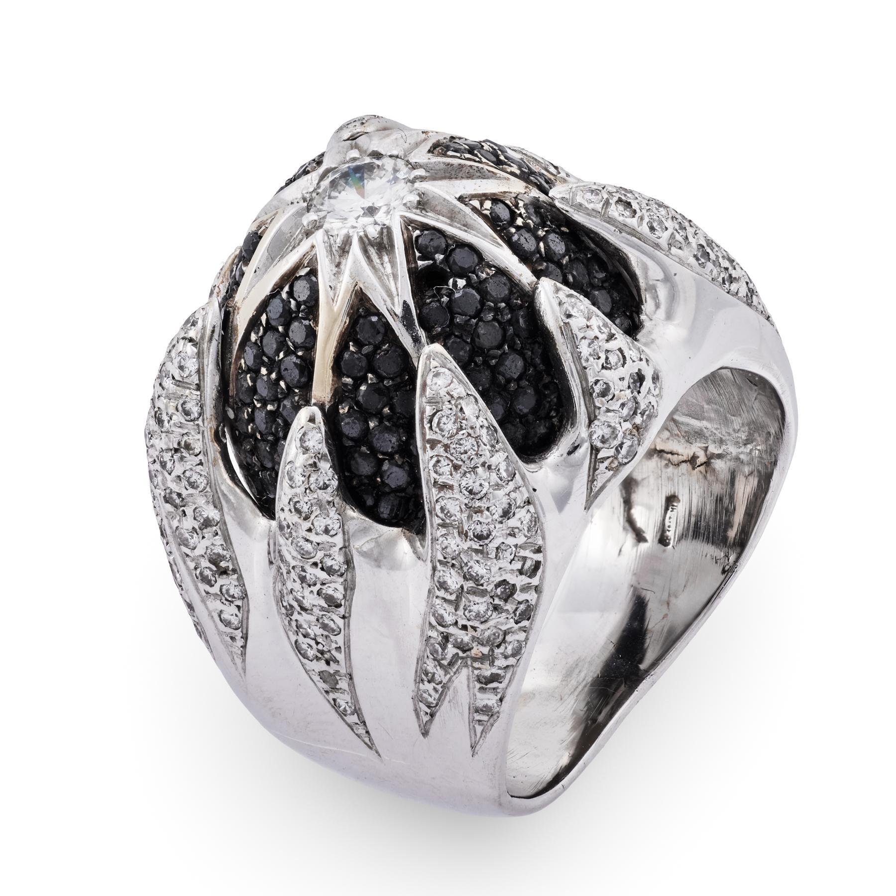 Anello cocktail d
epoca con diamante bianco e nero da 1,70 carati in oro bianco 18 carati