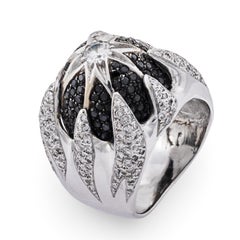 Anello cocktail d
epoca con diamante bianco e nero da 1,70 carati in oro bianco 18 carati