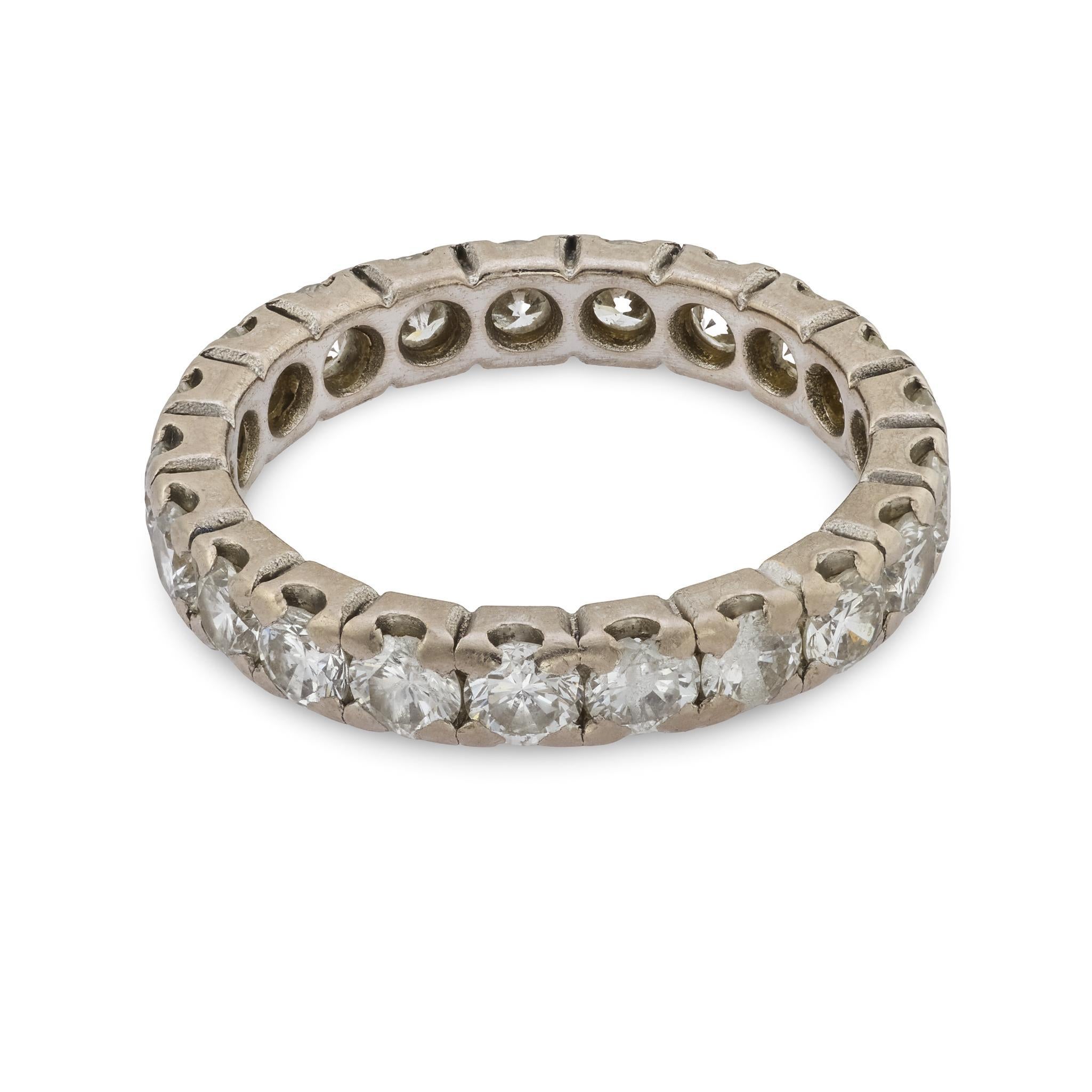 Vintage 1,70 Karat Diamant 18k Weißgold Ewigkeit Band im Zustand „Gut“ im Angebot in Beverly Hills, CA