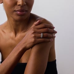 Vintage-Ring aus 18 Karat Weißgold mit einem 1,70-Karat-Diamanten im Blumenmuster