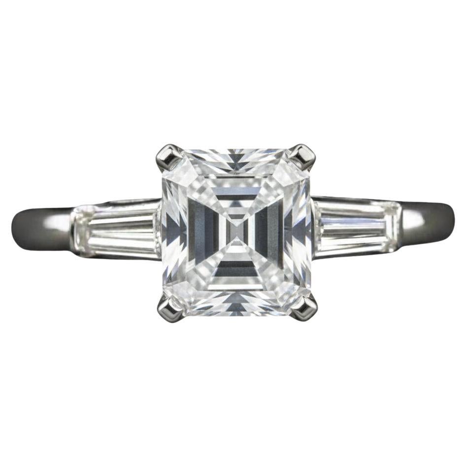 Anello in platino con diamante taglio smeraldo vintage da 1,70 carati F VS2 in vendita