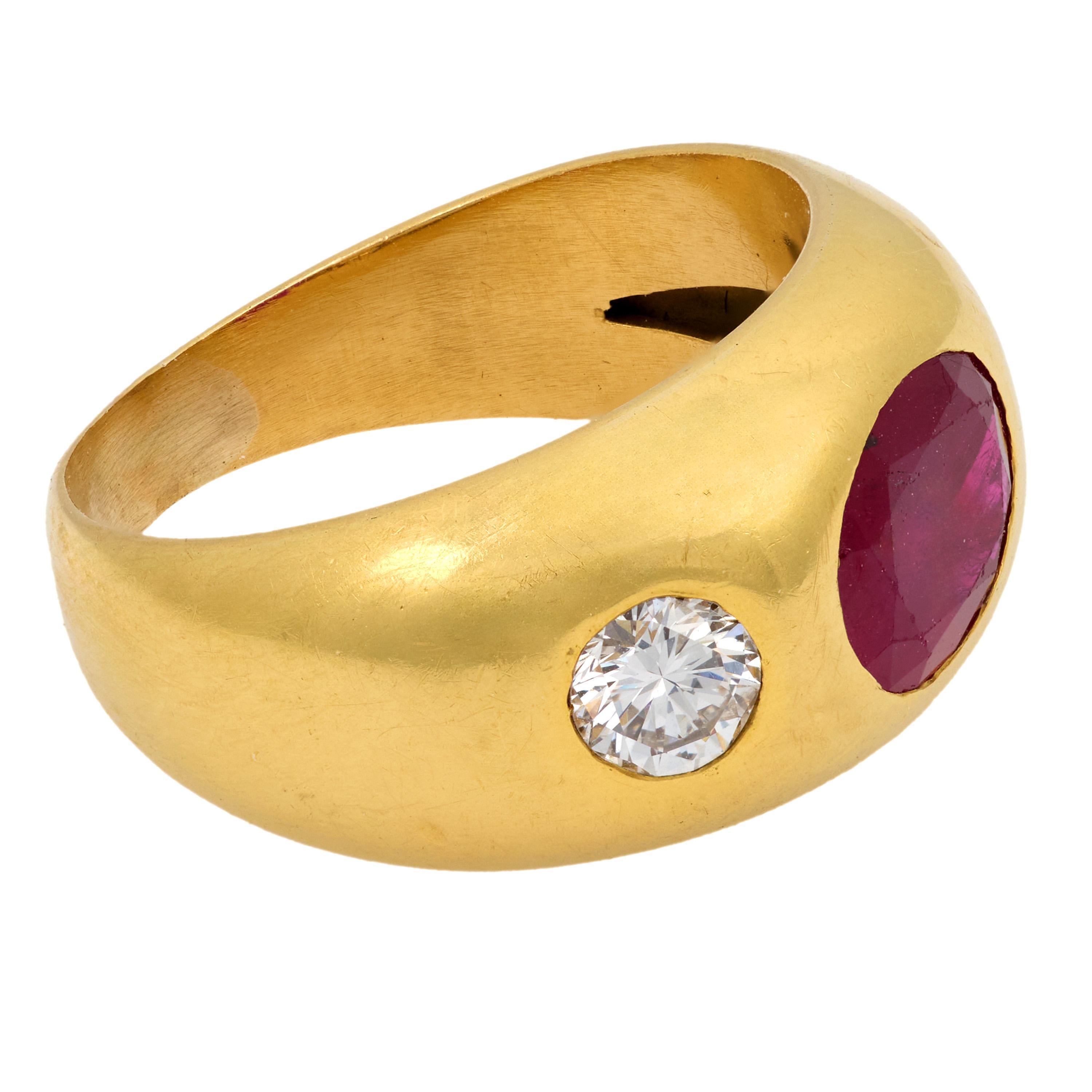 Vintage 1.70 carat ruby diamond 18k yellow gold bezel set three stone band In Good Condition For Sale In Beverly Hills, CA