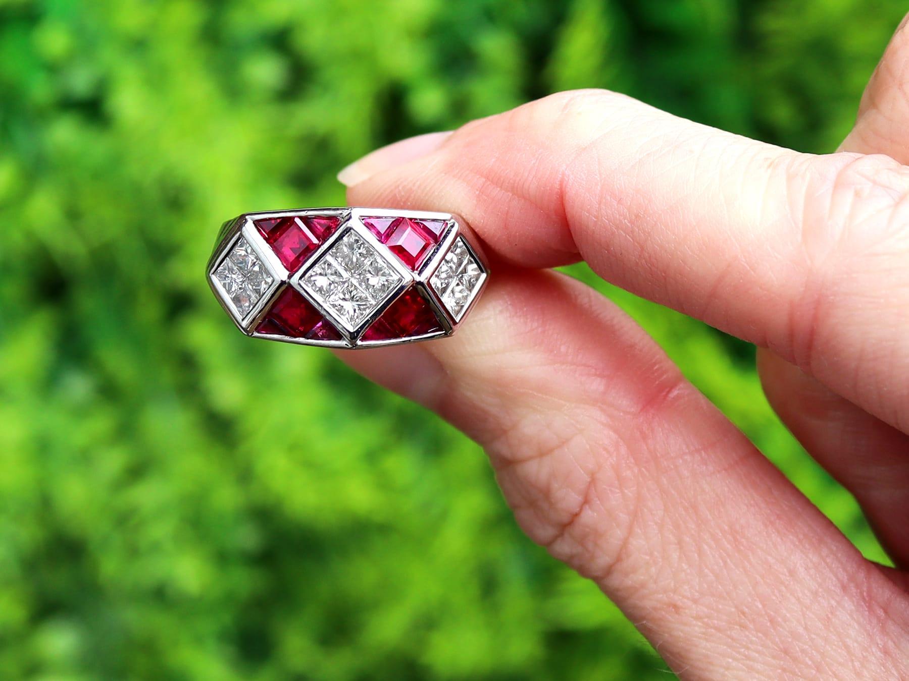 Un impresionante, fino e impresionante anillo de vestido vintage de rubí de 1,70 quilates, diamante de 1,14 quilates y platino; forma parte de nuestra variada colección de anillos de vestido vintage.

Este fino e impresionante anillo de vestir