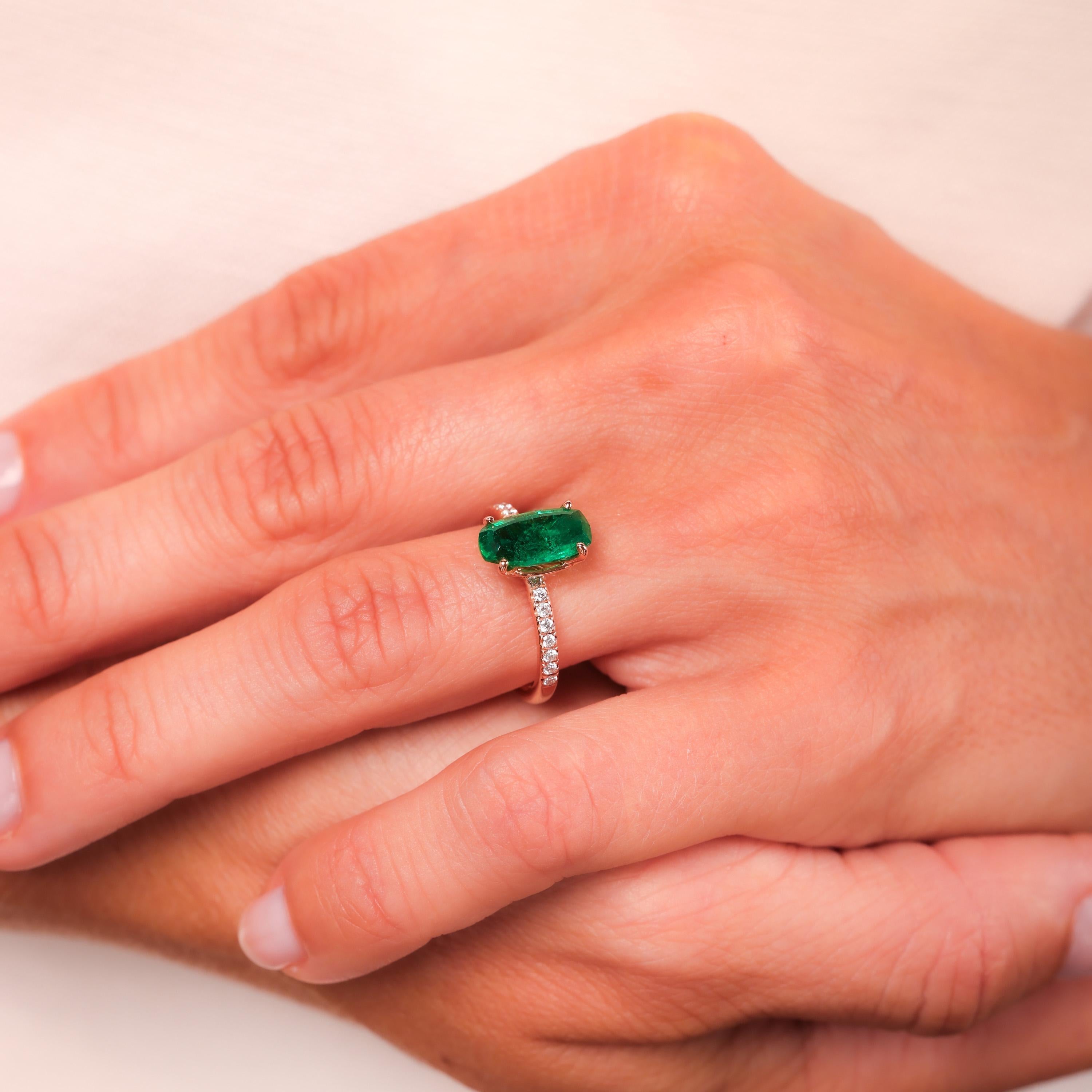 Women's or Men's Vintage 1.71 Carat Oval Cut Emerald Diamond 14K Rose Gold Engagement Ring