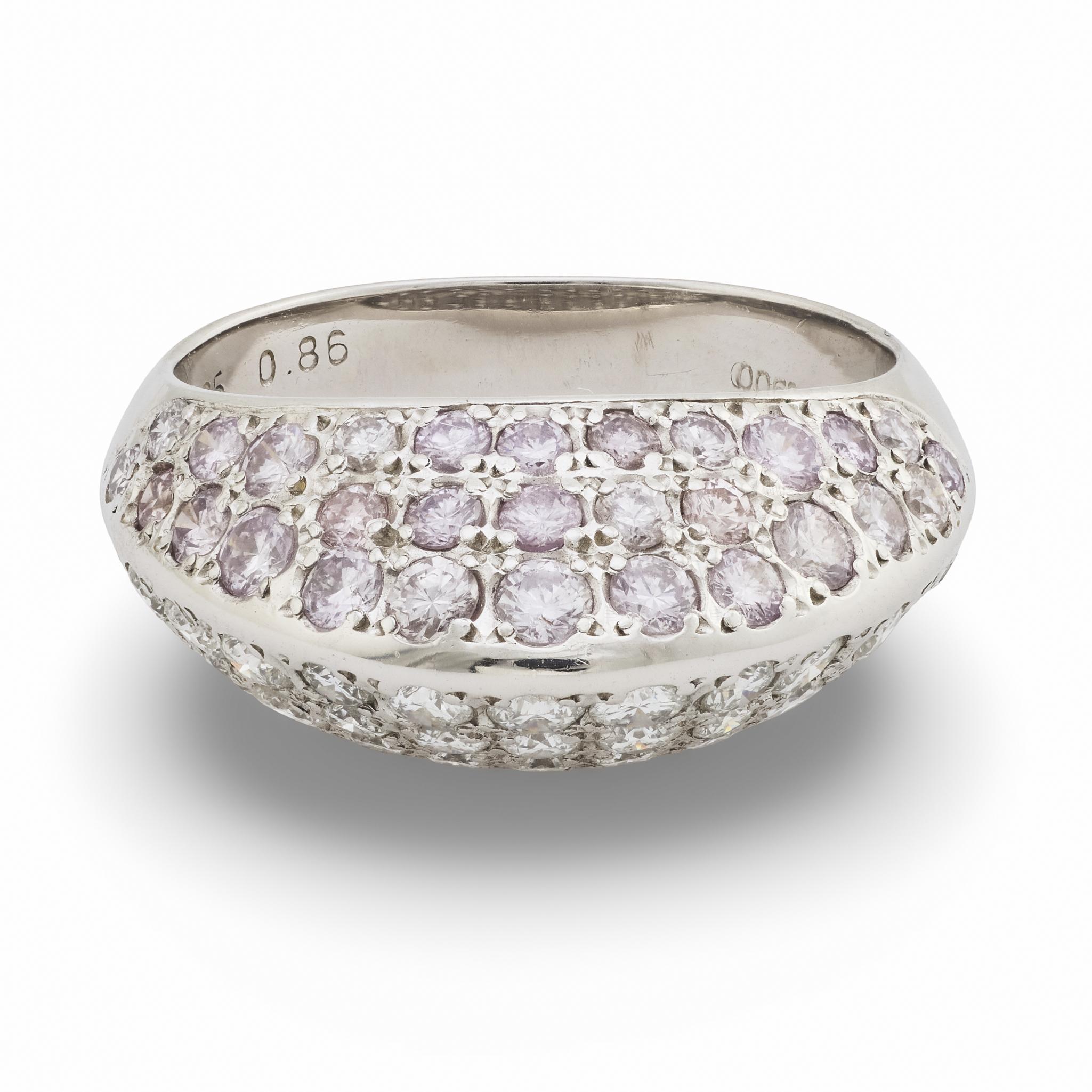 Contemporaneo Anello cocktail vintage con pave di diamanti bianchi e rosa da 1,71 carati in platino in vendita