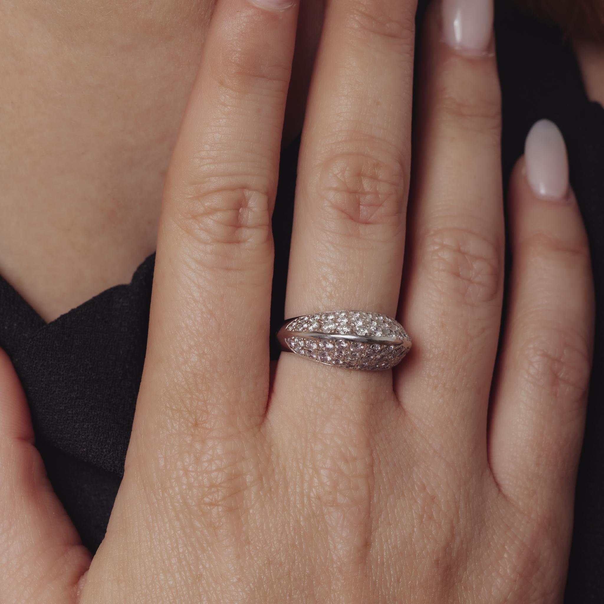 Taglio brillante Anello cocktail vintage con pave di diamanti bianchi e rosa da 1,71 carati in platino in vendita