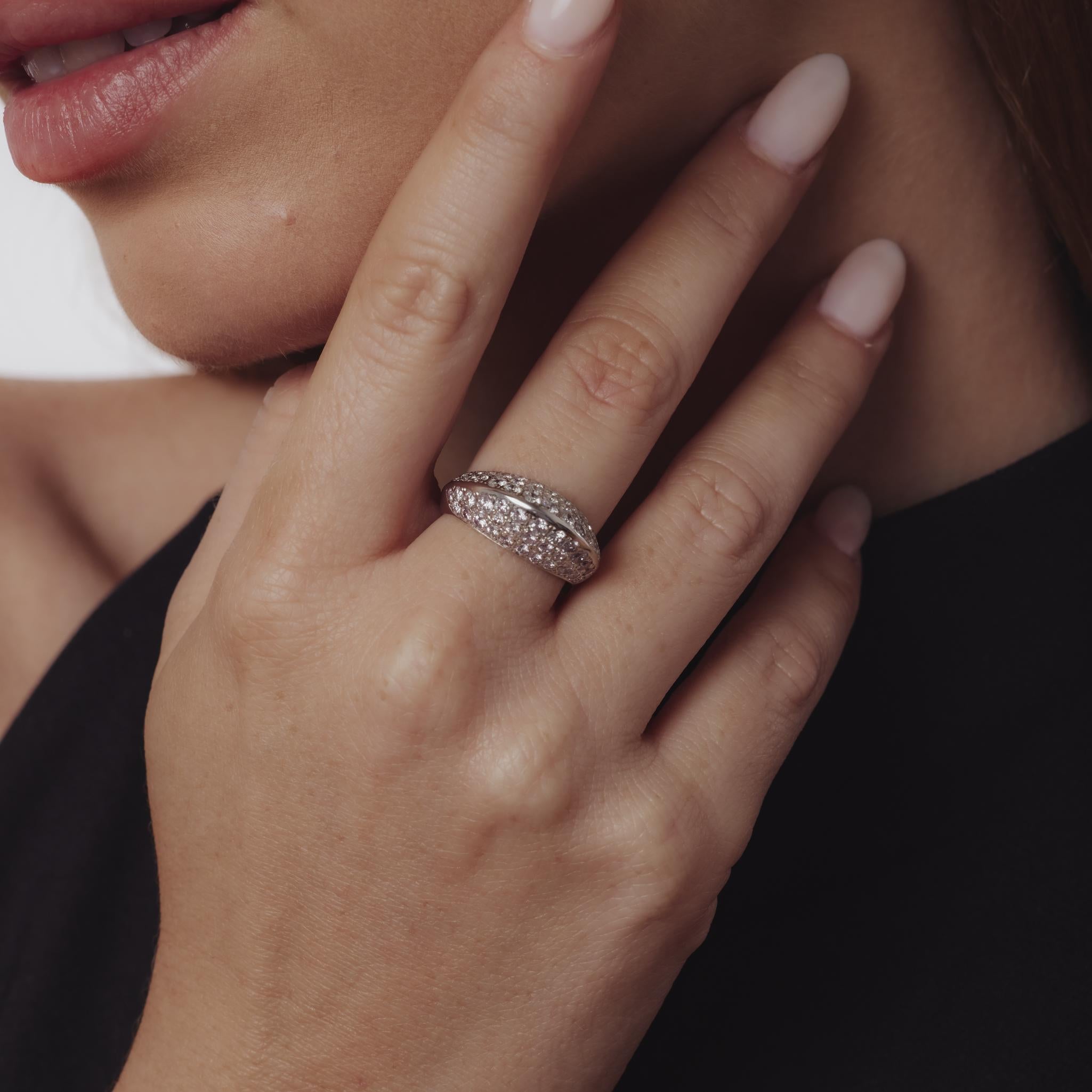 Donna Anello cocktail vintage con pave di diamanti bianchi e rosa da 1,71 carati in platino in vendita