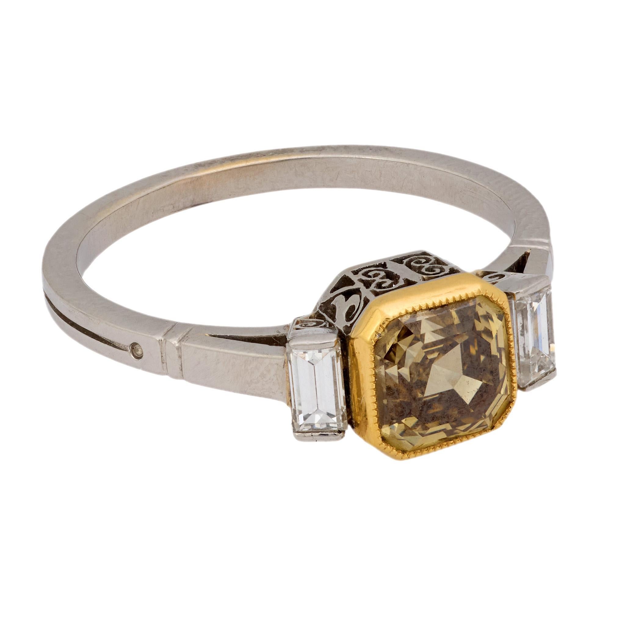 Vintage 1.74 carat fancy yellow brown diamond platinum 18k yellow gold ring In Good Condition For Sale In Beverly Hills, CA