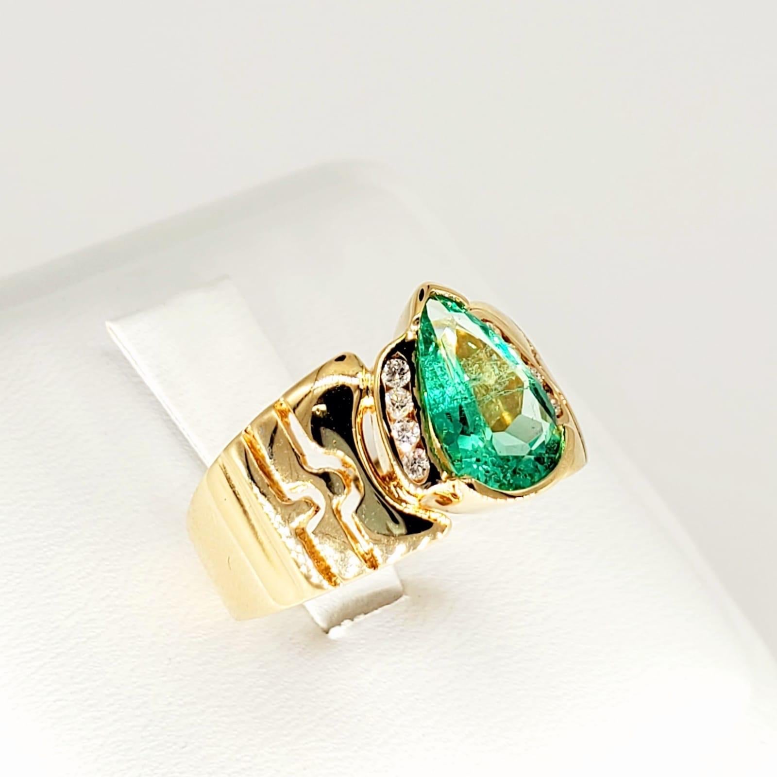 Pear Cut Vintage 1.75 Carat Colombian Emerald Cocktail Ring 18 Karat Gold For Sale