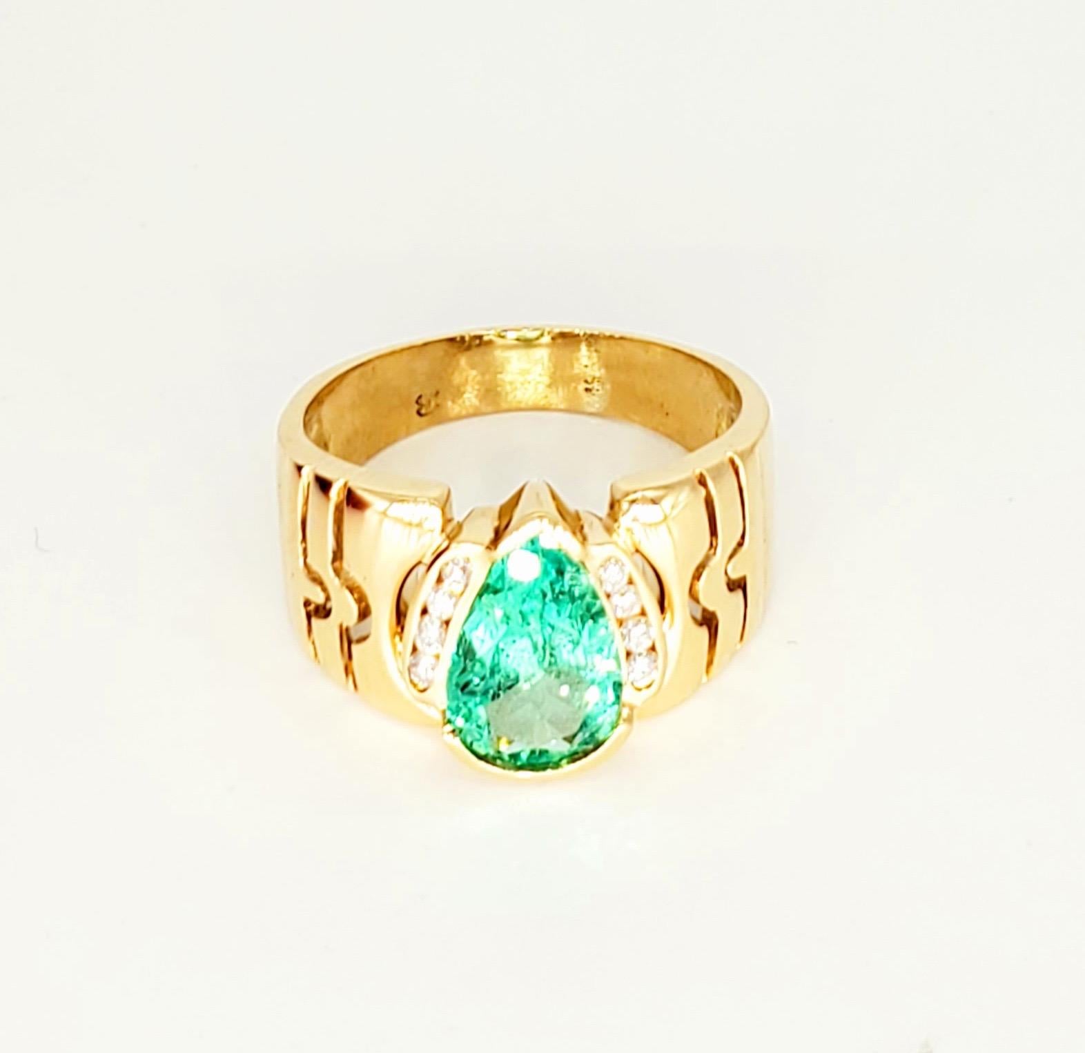 Vintage 1.75 Carat Colombian Emerald Cocktail Ring 18 Karat Gold In Excellent Condition For Sale In Miami, FL