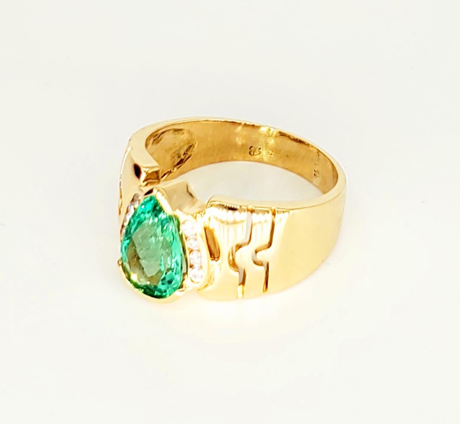 Women's Vintage 1.75 Carat Colombian Emerald Cocktail Ring 18 Karat Gold For Sale