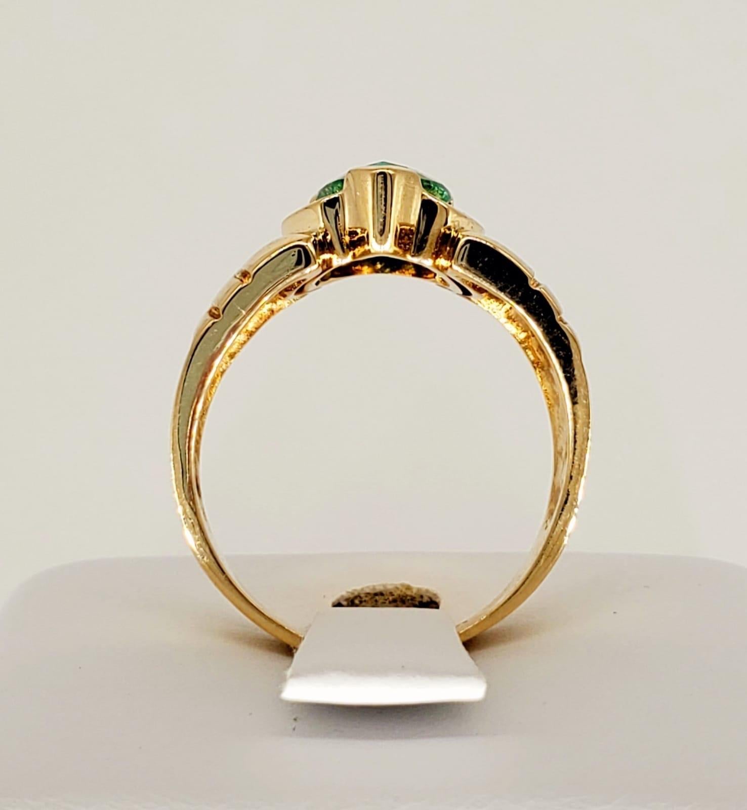 Vintage 1.75 Carat Colombian Emerald Cocktail Ring 18 Karat Gold For Sale 1