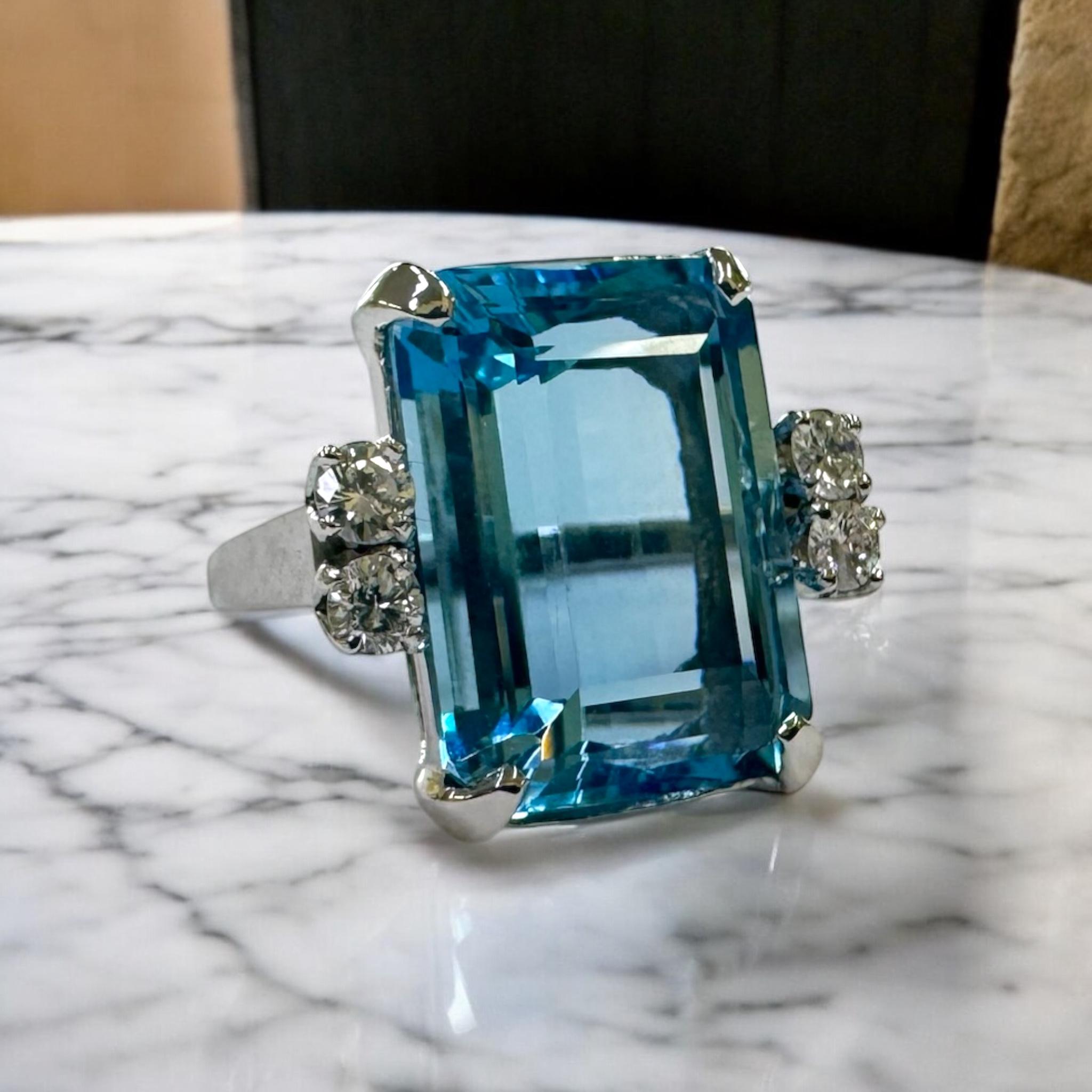 ¡¡Siempre nos encantan las gemas de aguamarina azul vibrante!!
Esta belleza no es una excepción.

Detalles del anillo
Material: Oro blanco de 14 quilates
Época: Retro 1940 - 1980
Longitud de la cabeza: 19 mm
Altura de la cabeza: 9,7 mm
Anchura de la