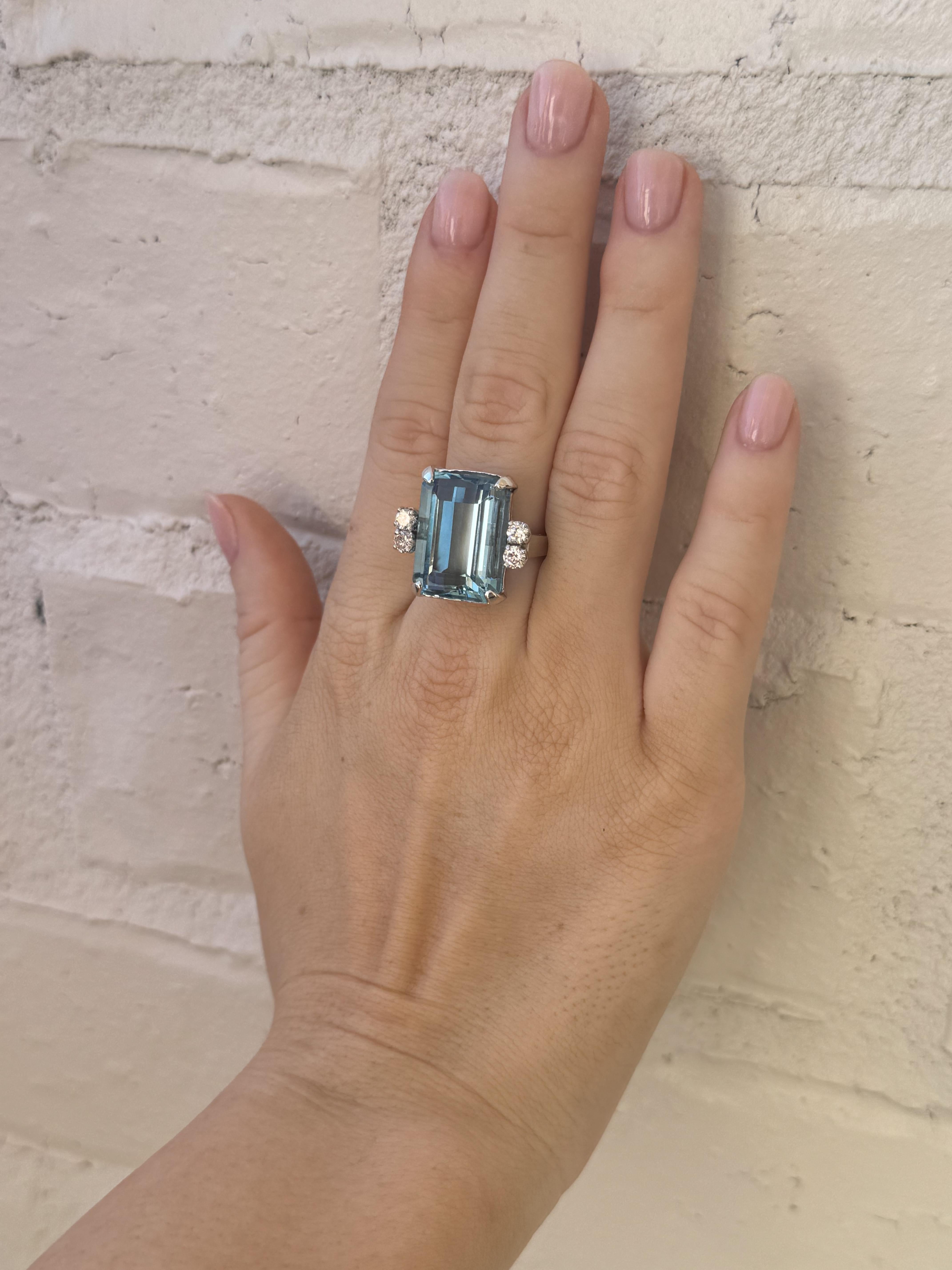 Anillo de cóctel vintage de aguamarina y diamantes Santa María de 17,5 quilates Contemporáneo en venta