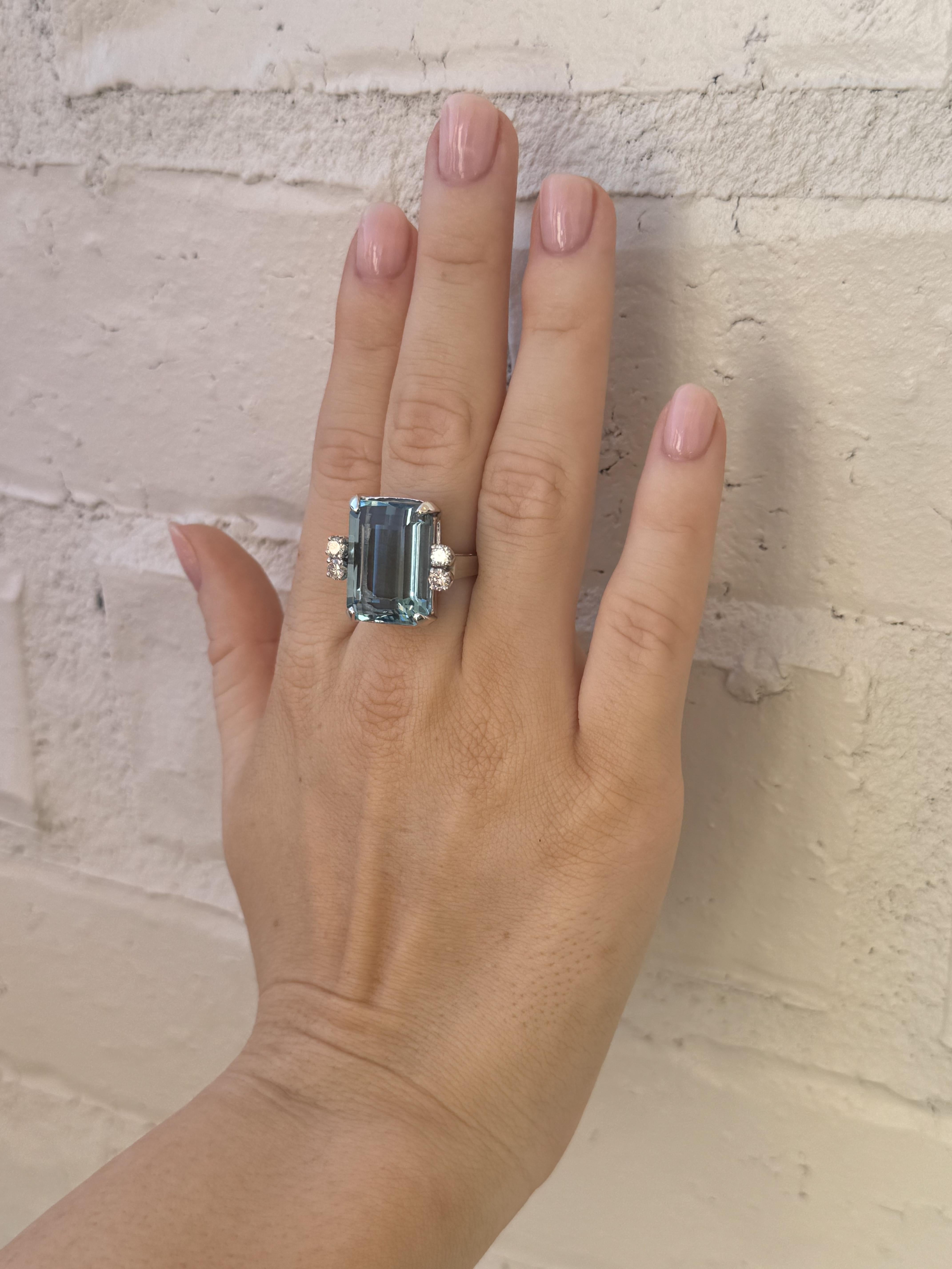 Anillo de cóctel vintage de aguamarina y diamantes Santa María de 17,5 quilates Corte oval en venta