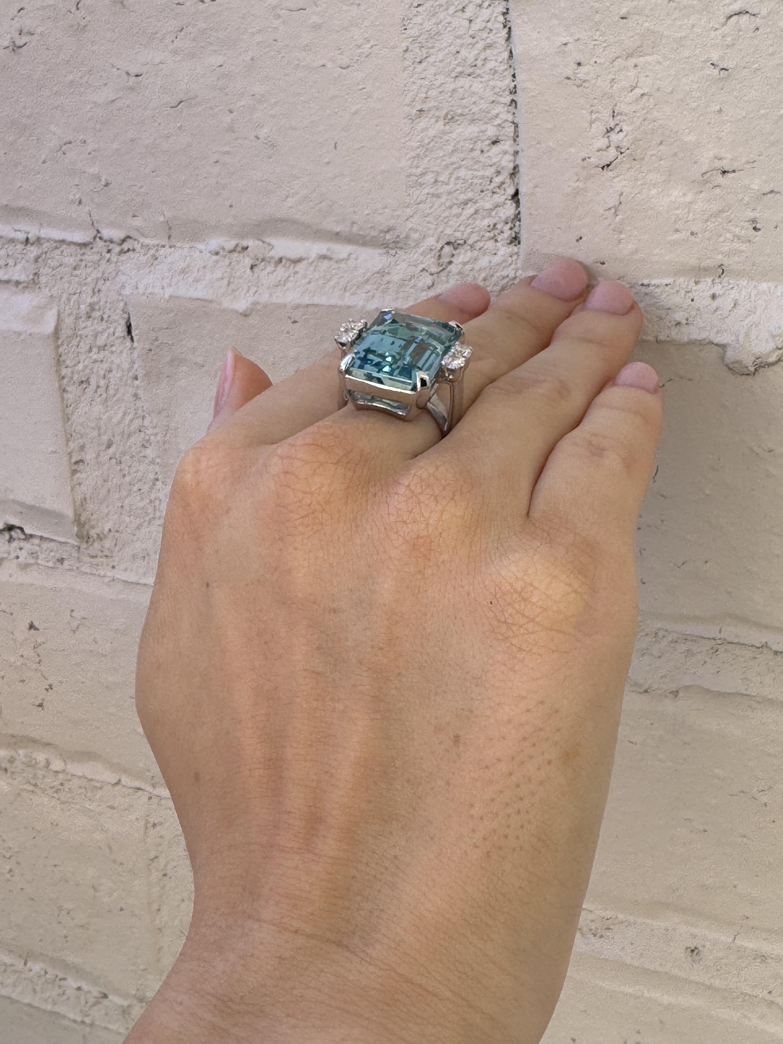 Anillo de cóctel vintage de aguamarina y diamantes Santa María de 17,5 quilates en Excelente estado para la venta en Montgomery, AL