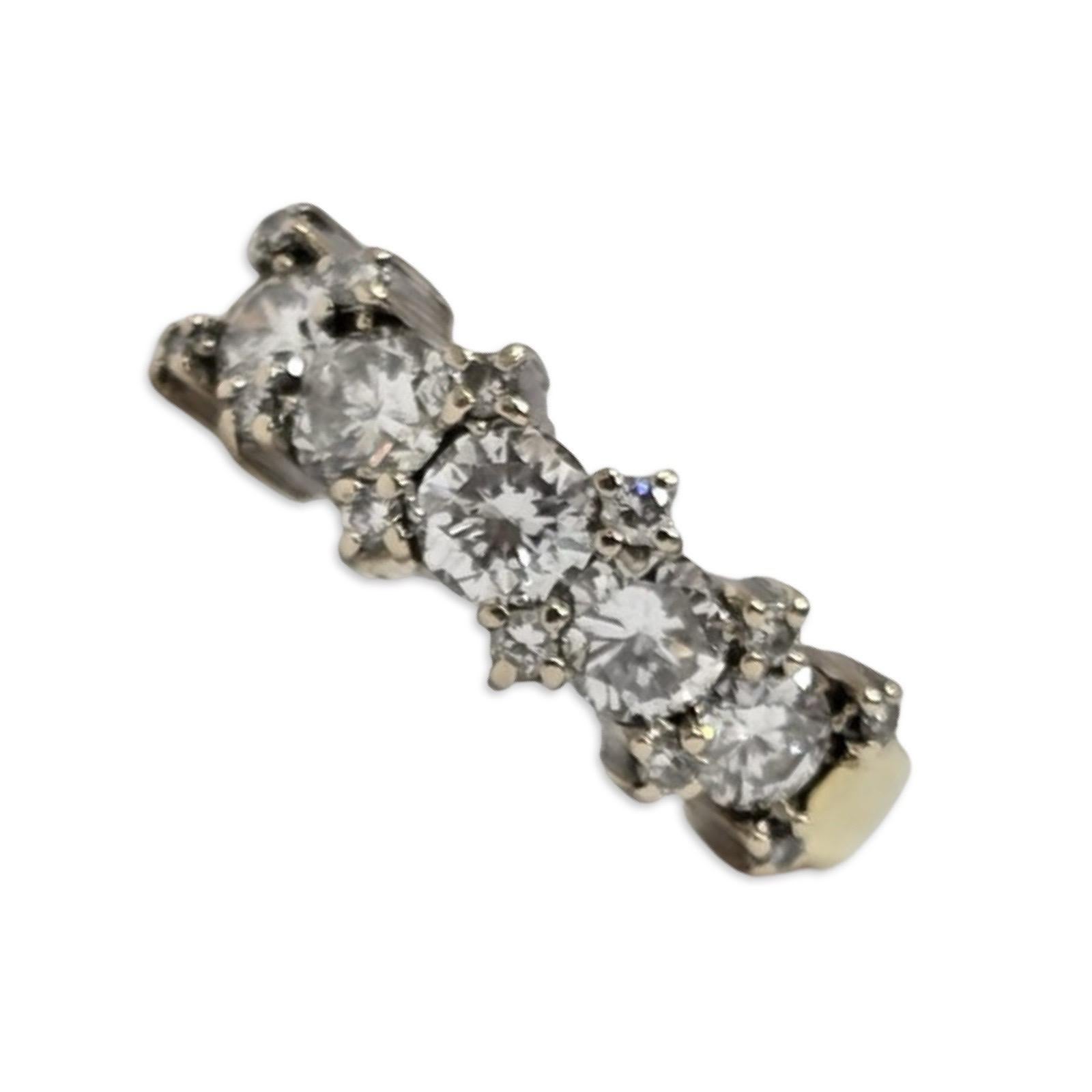 Ein kühner Vintage-Ring mit fünf Steinen und einer halben Ewigkeit, gefertigt aus 18 Karat Gelbgold und mit einem Gewicht von 7 Gramm. Die Vorderseite zeigt insgesamt etwa 1,75 Karat heller, gut aufeinander abgestimmter runder Brillanten und