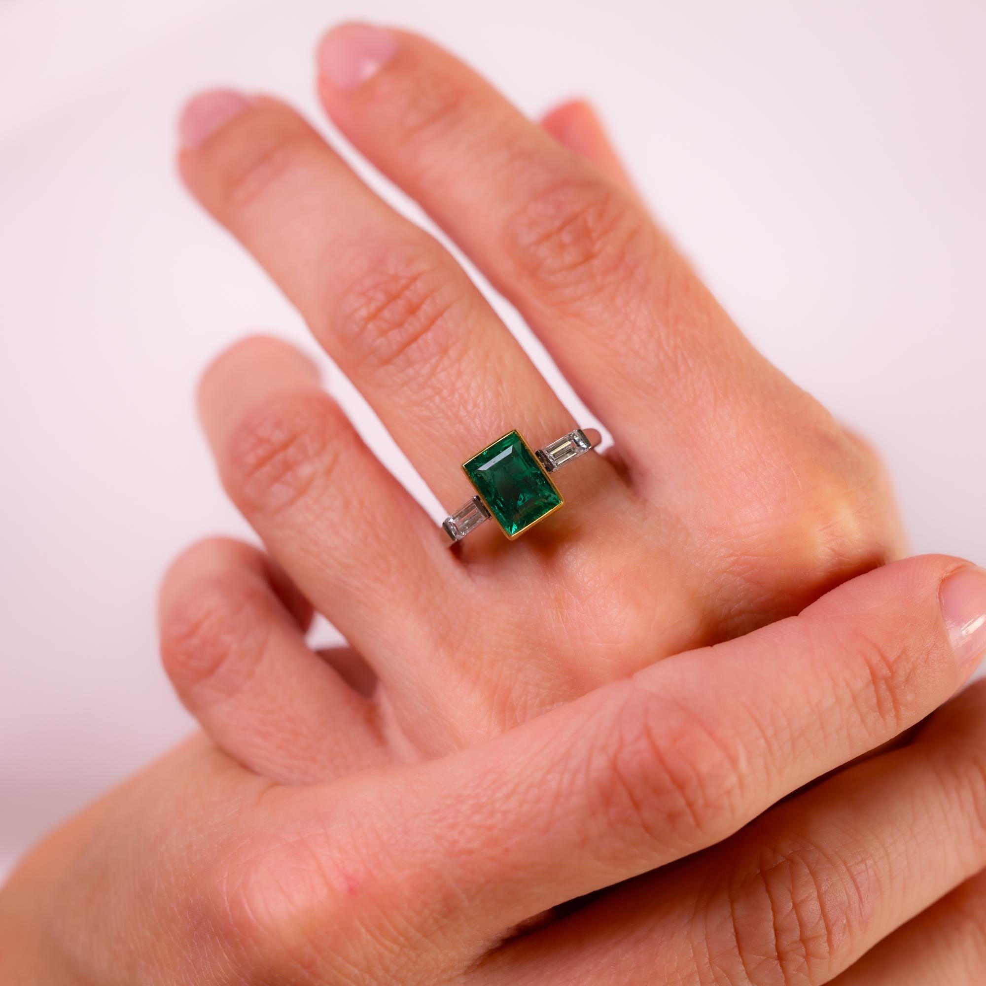 Este anillo vintage de los años 80 exhibe una impresionante esmeralda de 1,77 quilates, flanqueada por diamantes talla baguette, engastada en un diseño atemporal de platino y oro amarillo de 18 quilates.

Piedra central: Esmeralda talla