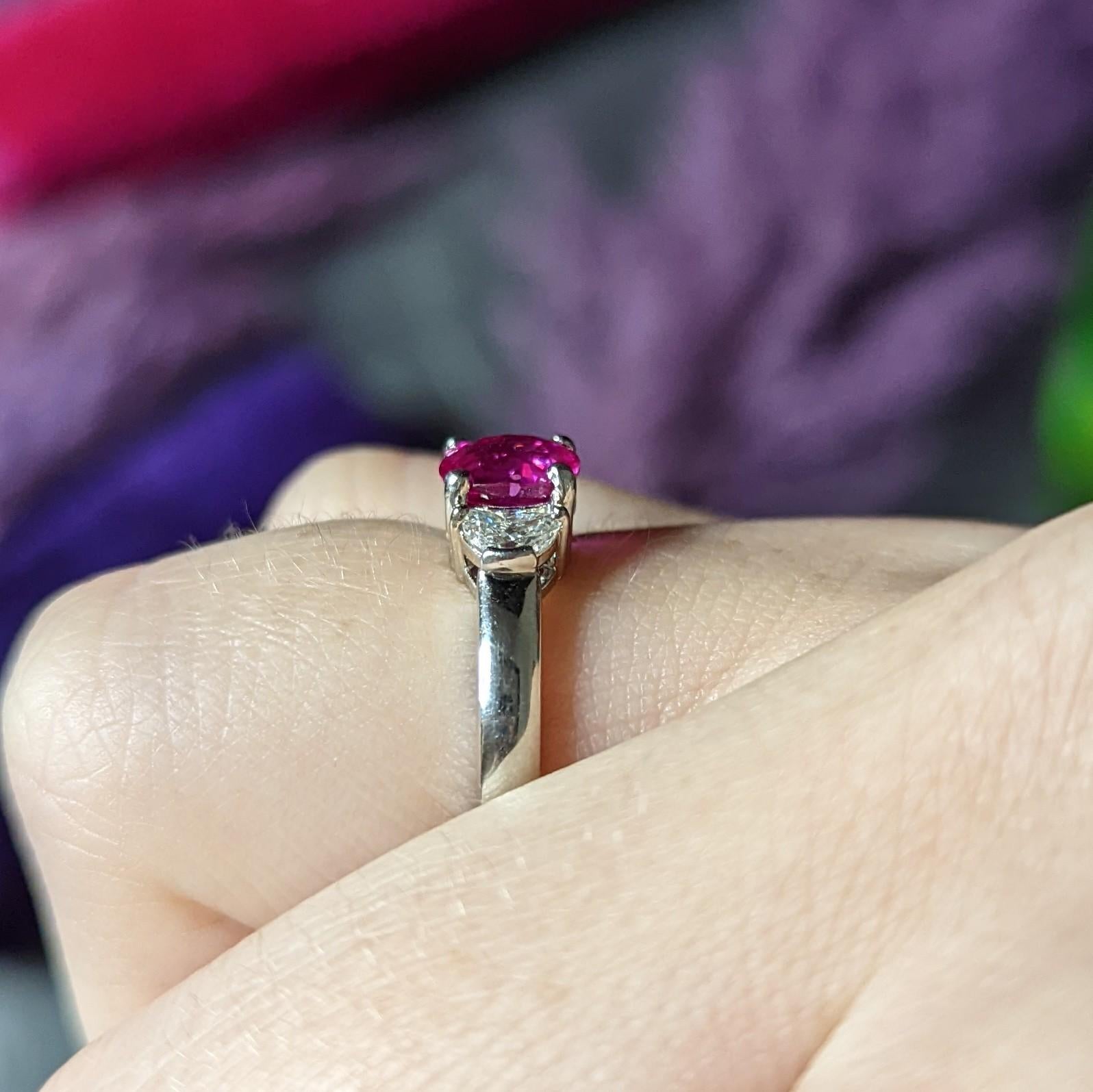 Platinring mit drei Steinen, 1,78 Karat rosa Saphir, Diamant im Angebot 4